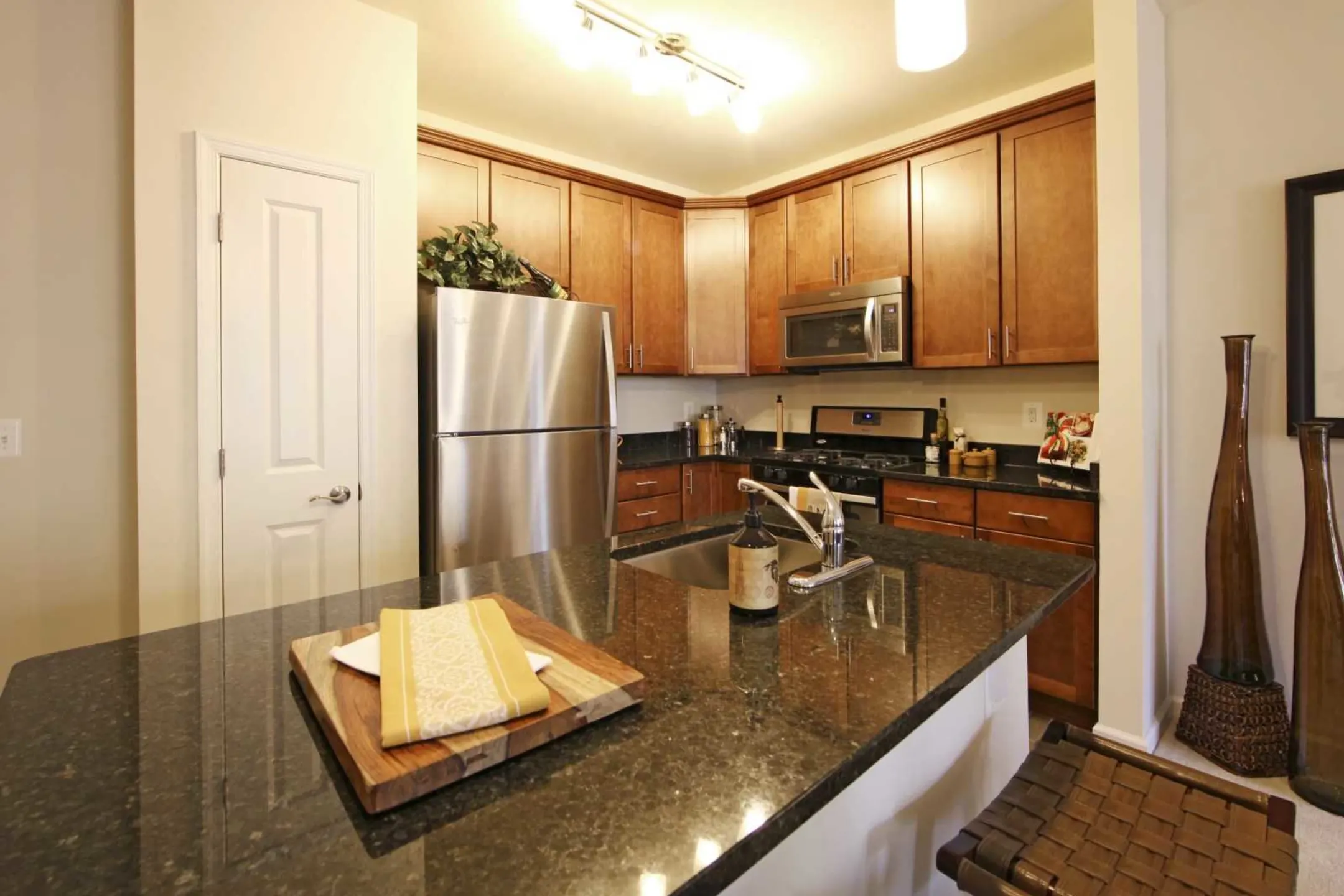 Kitchen - Oakmont Village Apartments - Ellicott City, MD