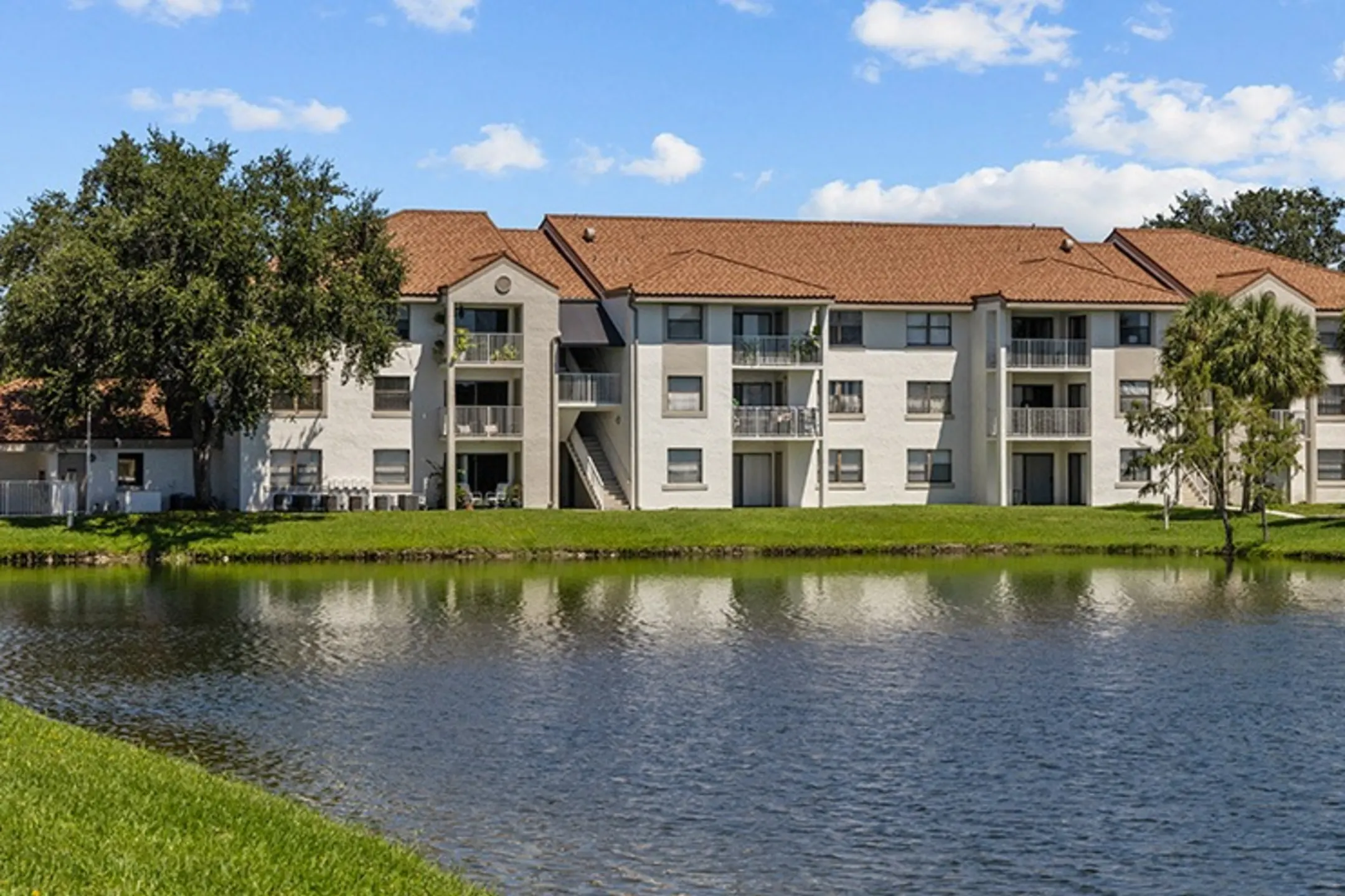 La Vue At Emerald Pointe Apartments - Hollywood, FL 33021