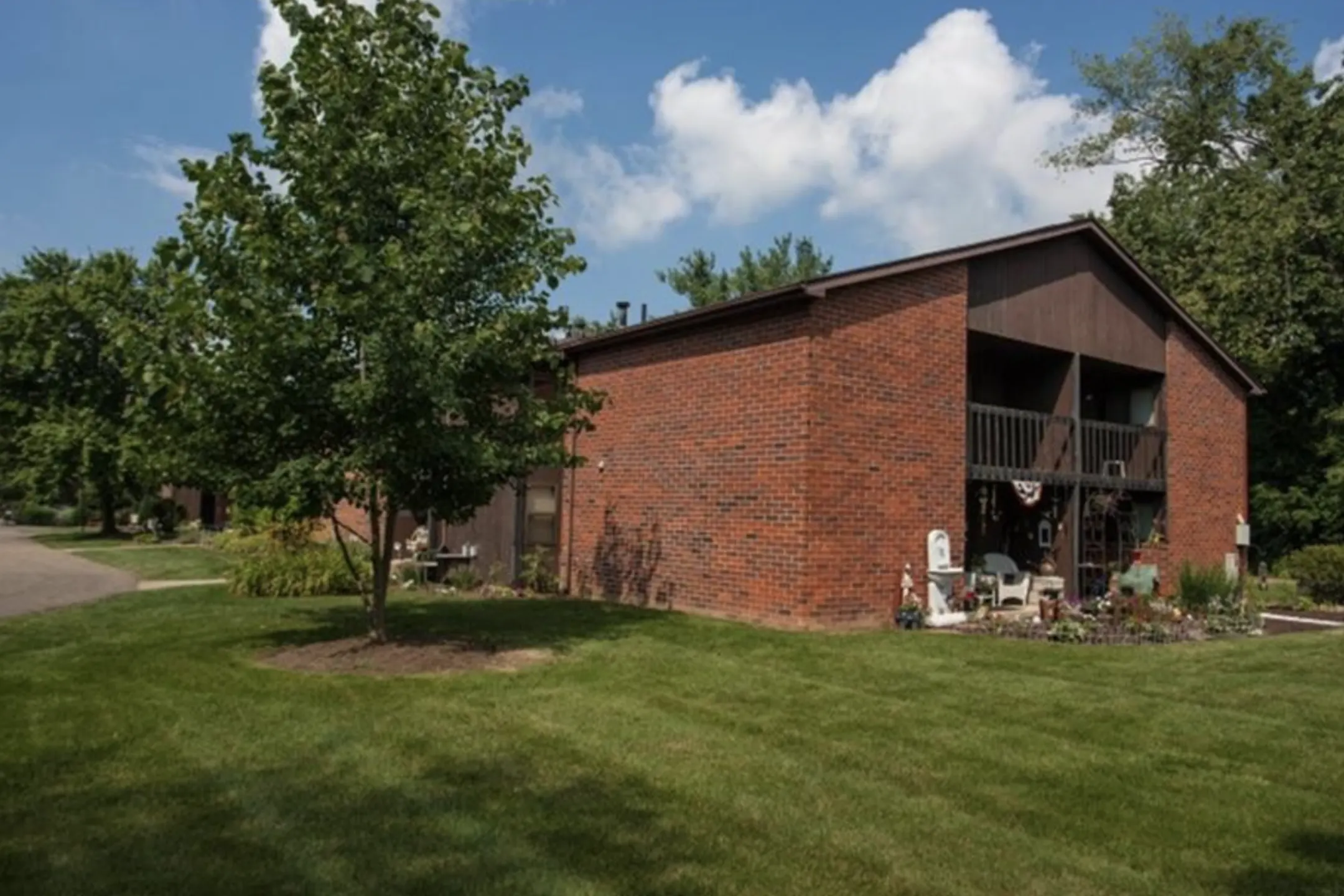 Quail Hollow Apartments 7453 Quail Hollow St NW Massillon, OH