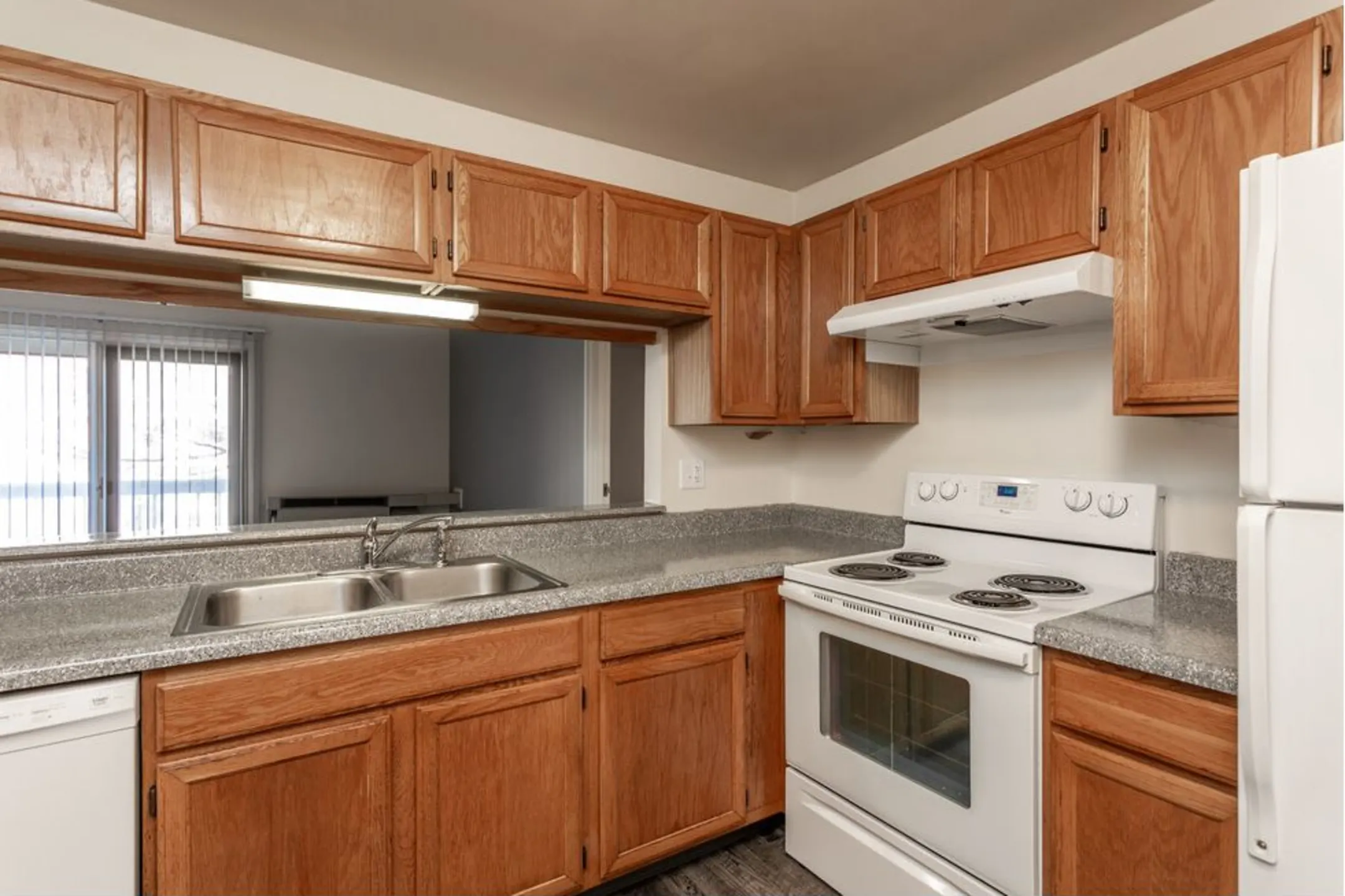 Kitchen - Old Main Apartments - Des Moines, IA