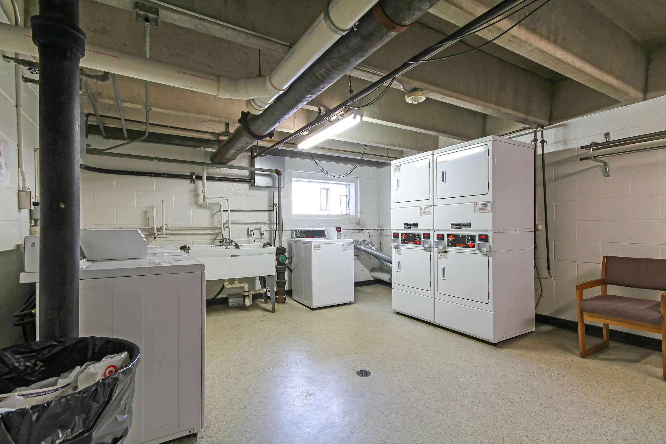Kitchen - Woodsview Apartments - Milwaukee, WI