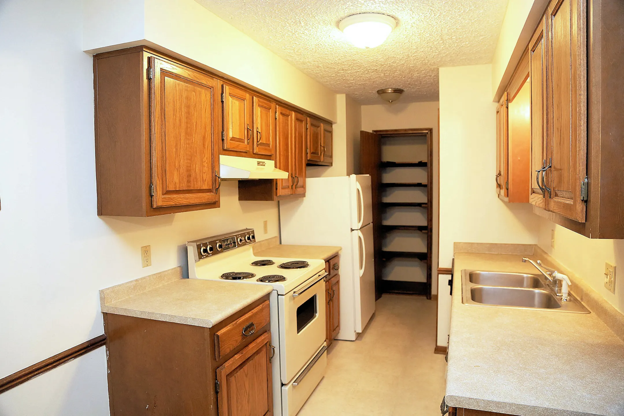 Kitchen - Cambria Heights Apartments & Townhomes - East Lansing, MI