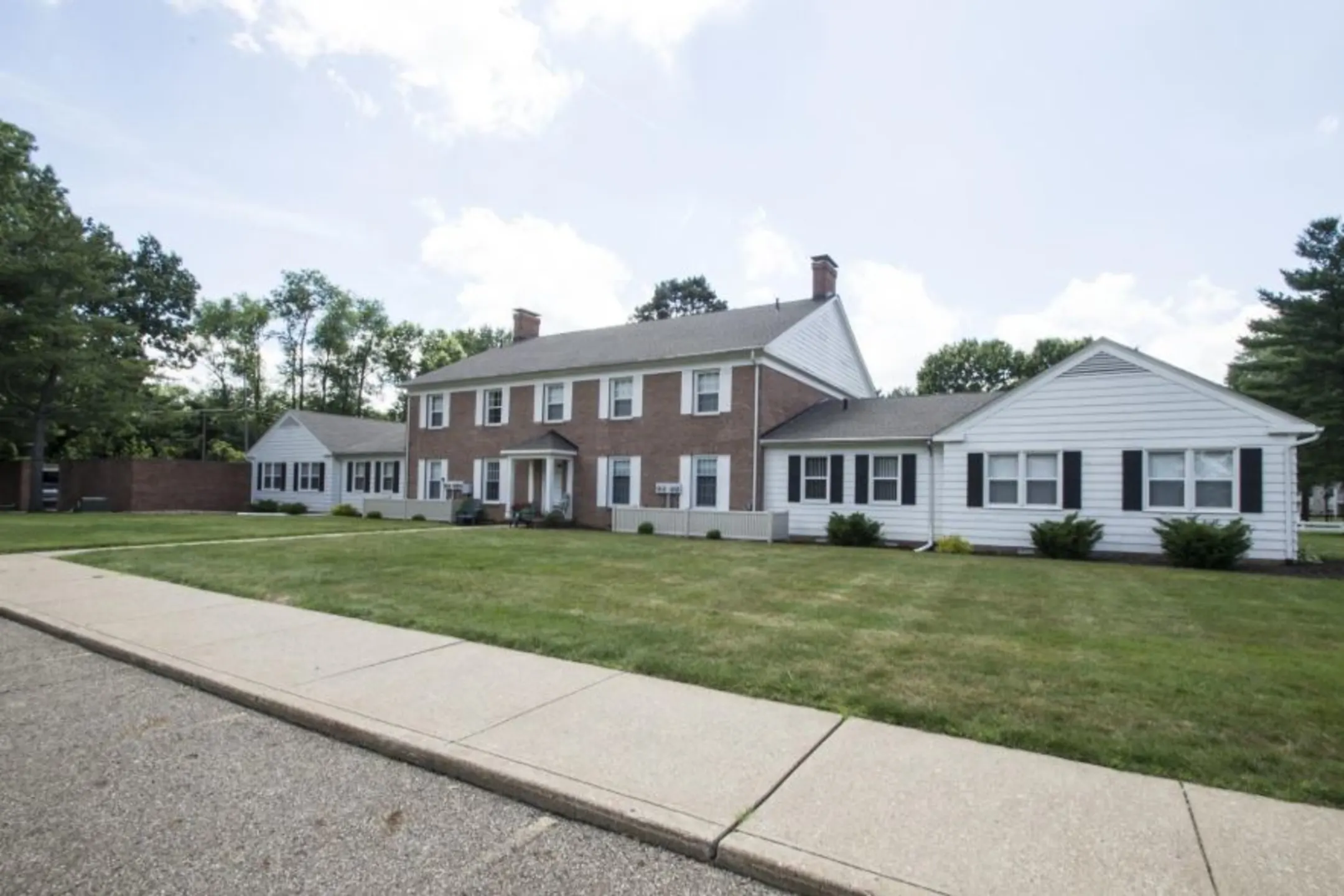 Woodlawn Village Apartments 2601 Woodlawn Circle Northwest Canton