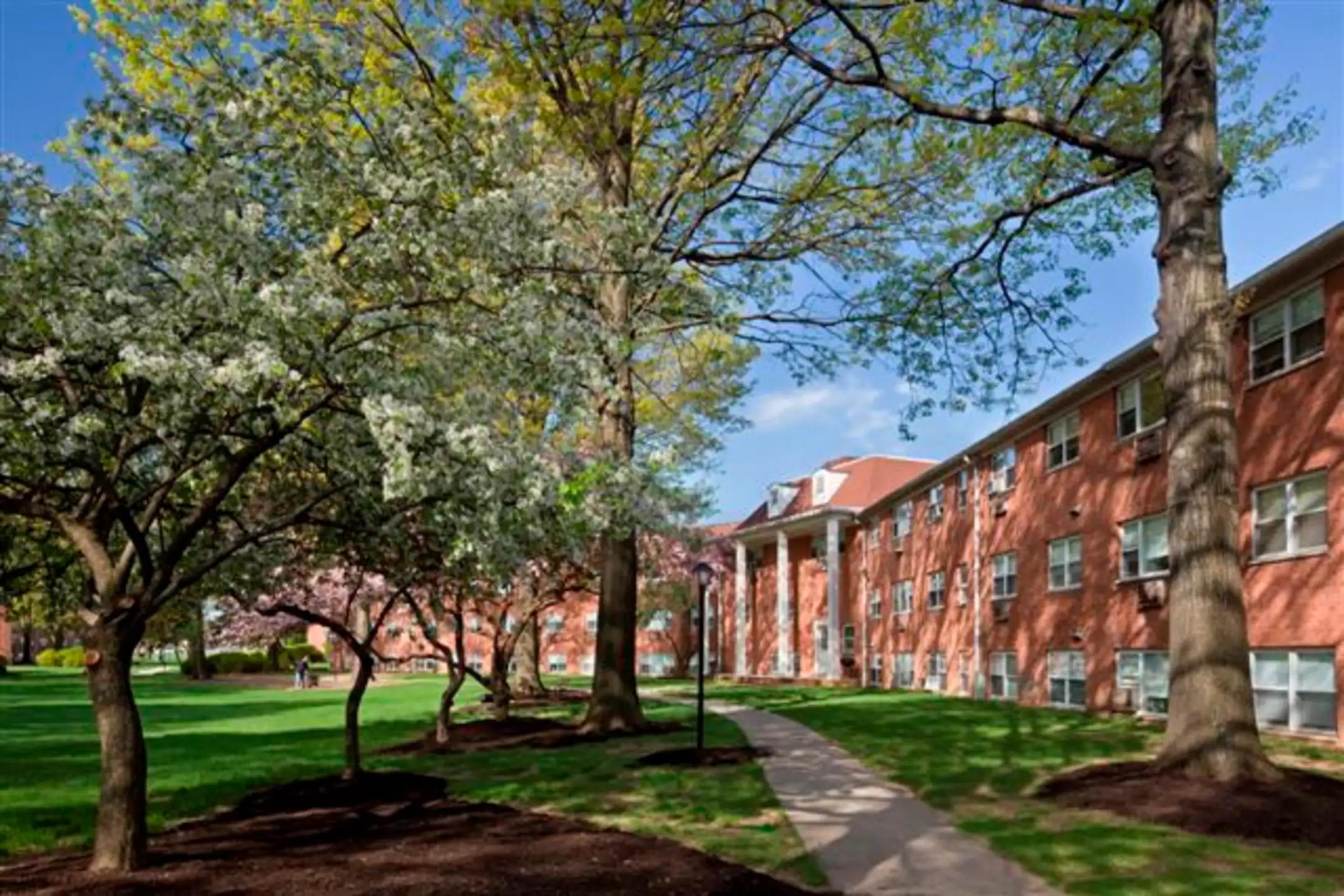 The Crossings at One Apartments Fords, NJ 08863