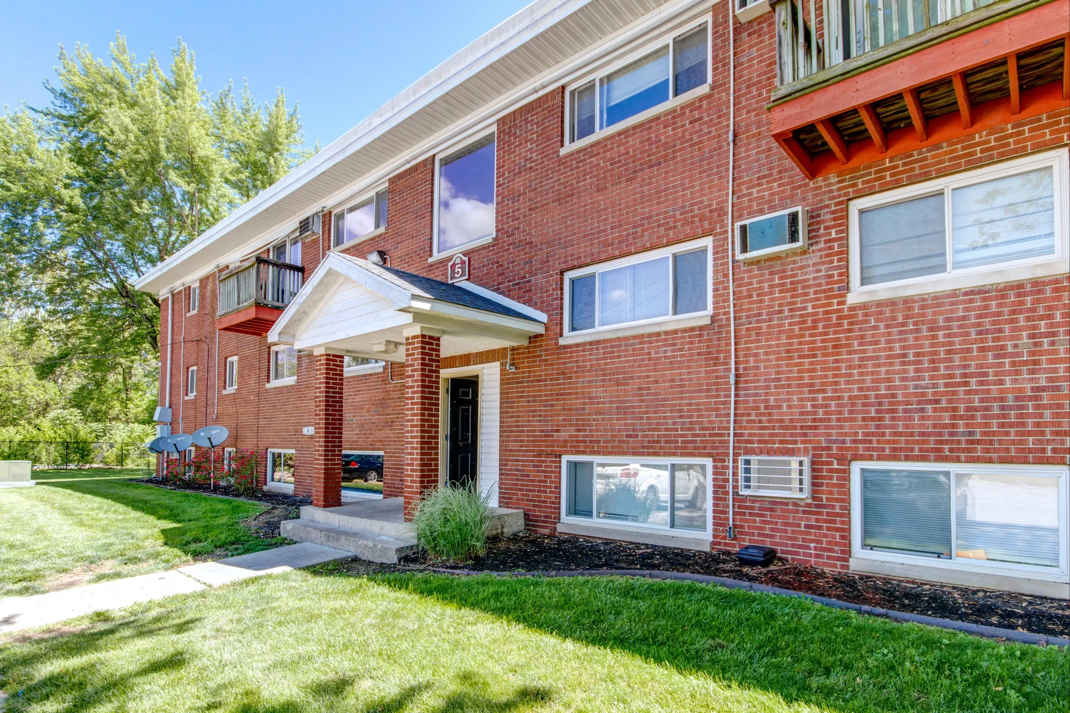 Maple Creek Village Apartments - Indianapolis, IN 46222