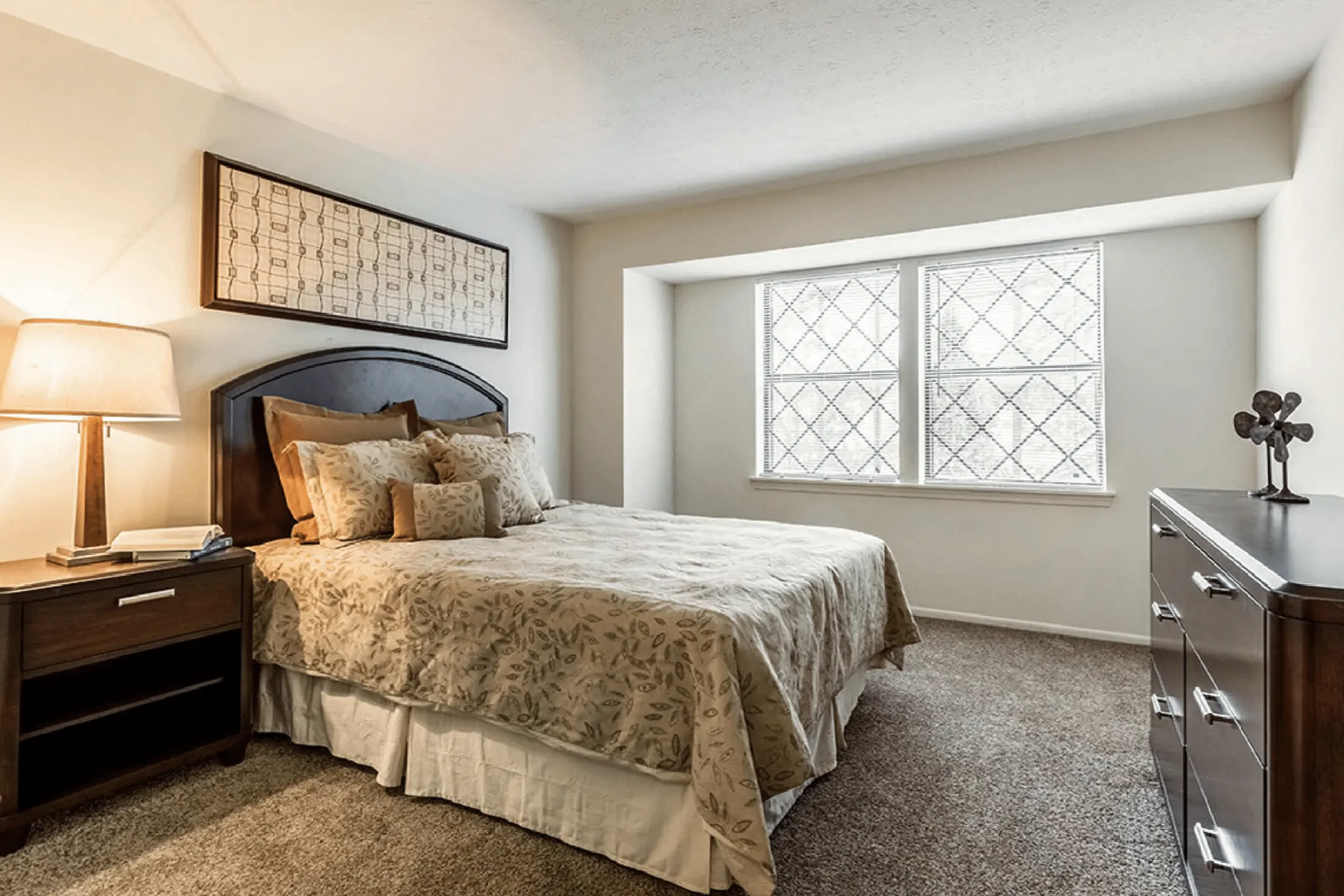 Bedroom - Devonshire Apartments - Louisville, KY