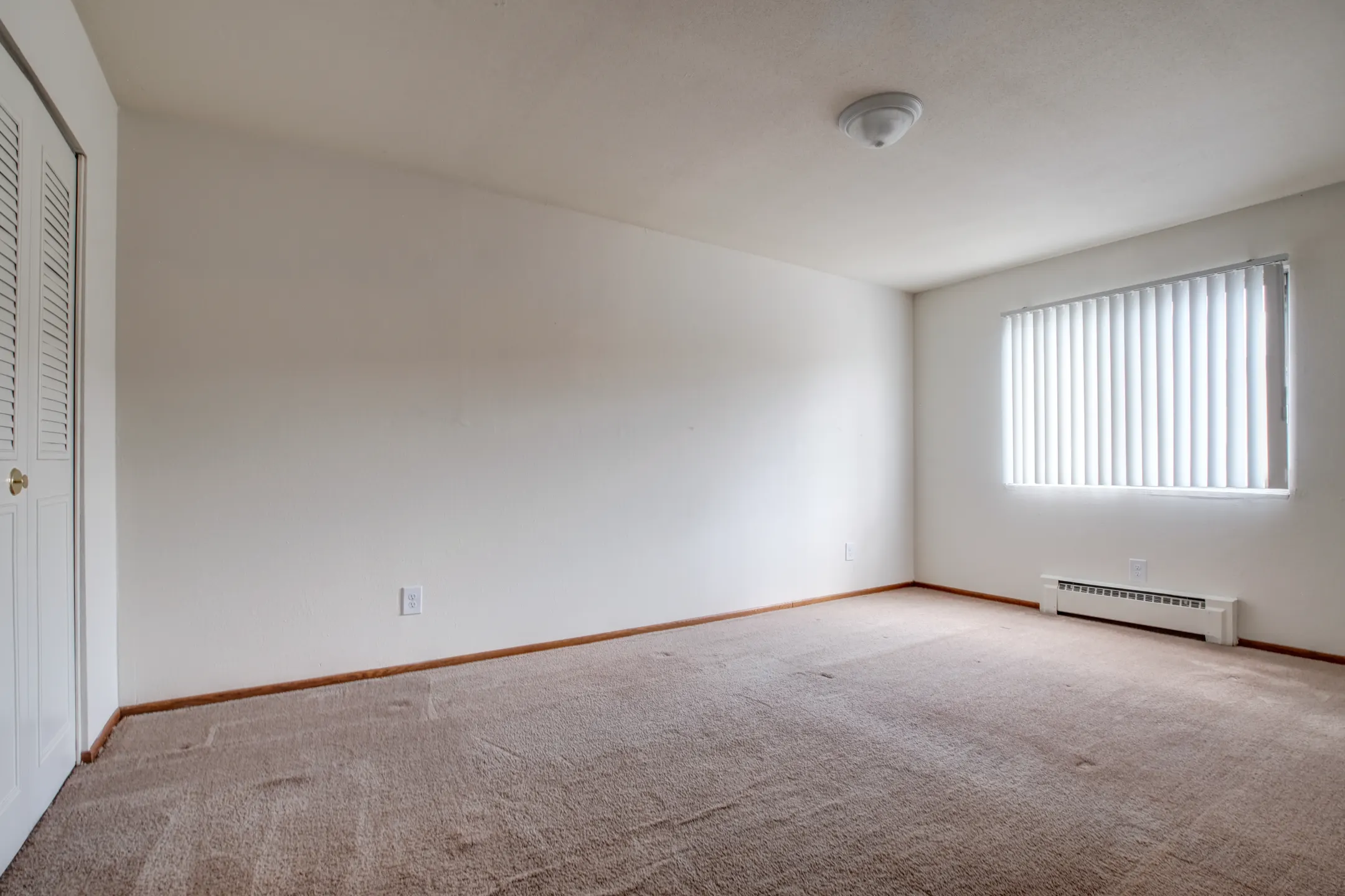 Living Room - Sheraton Place Apartments - Saint Paul, MN