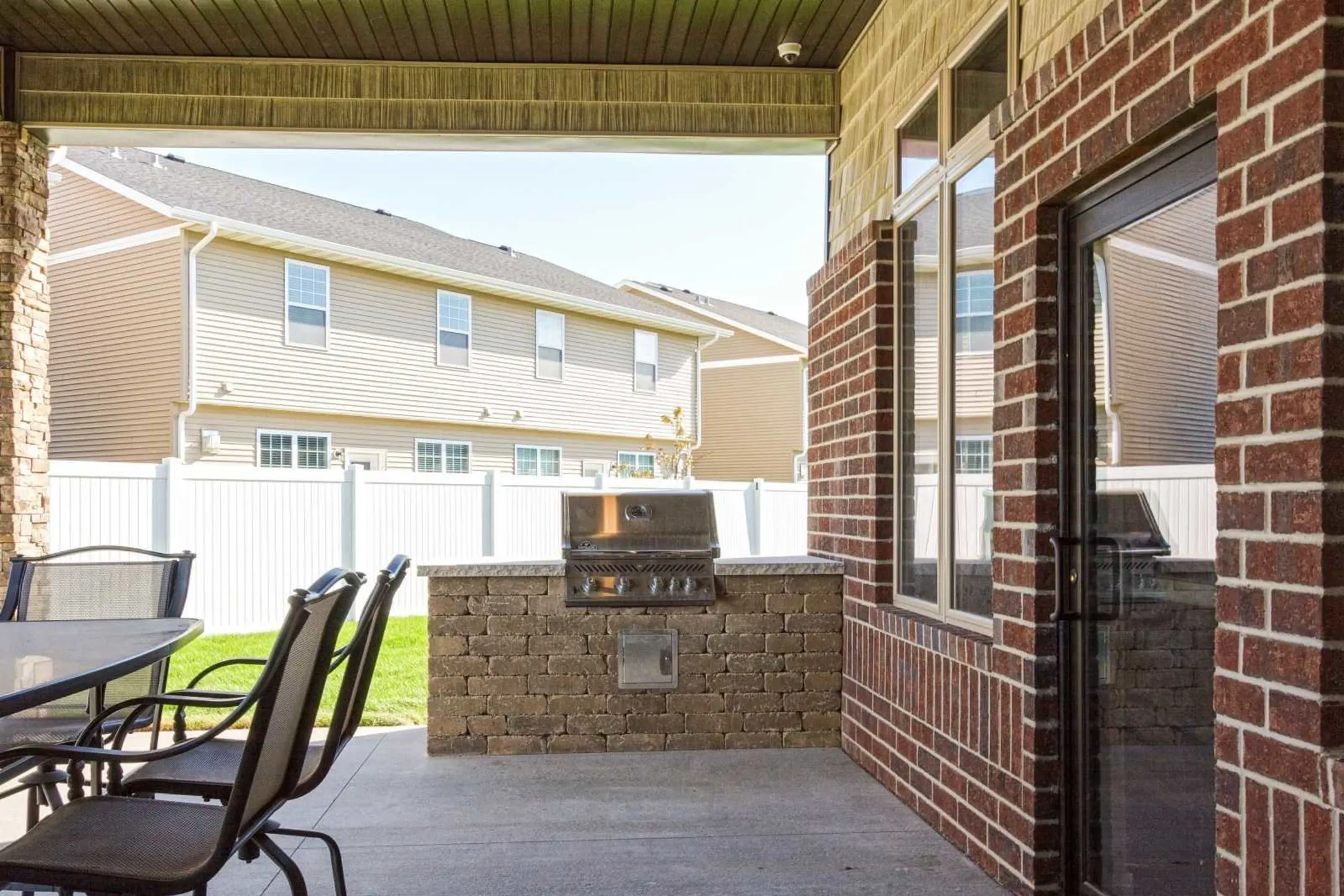 StoneMill Pond Apartments 900 44th Ave S Moorhead, MN Apartments