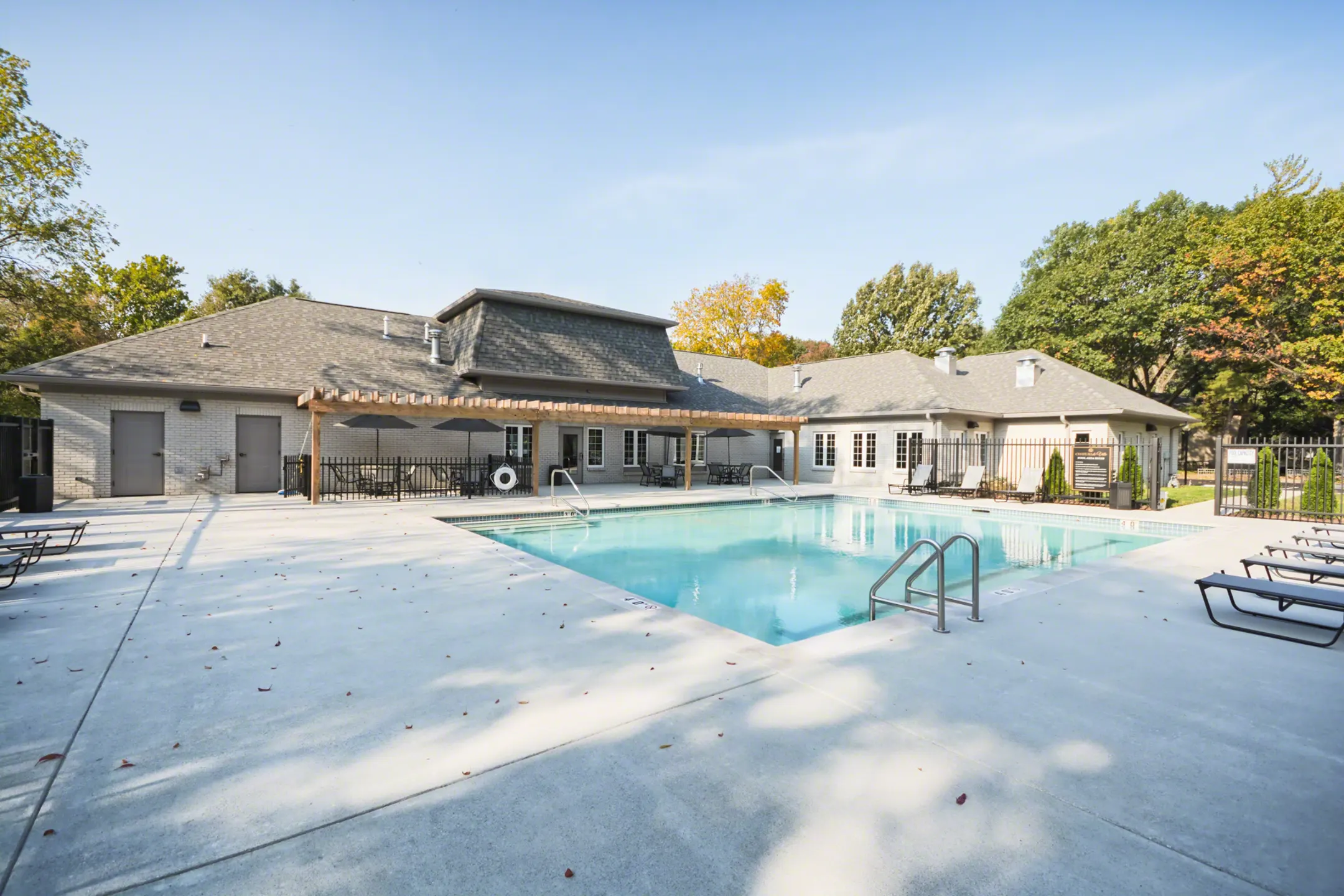 Pool - Chateau de Ville - Indianapolis, IN