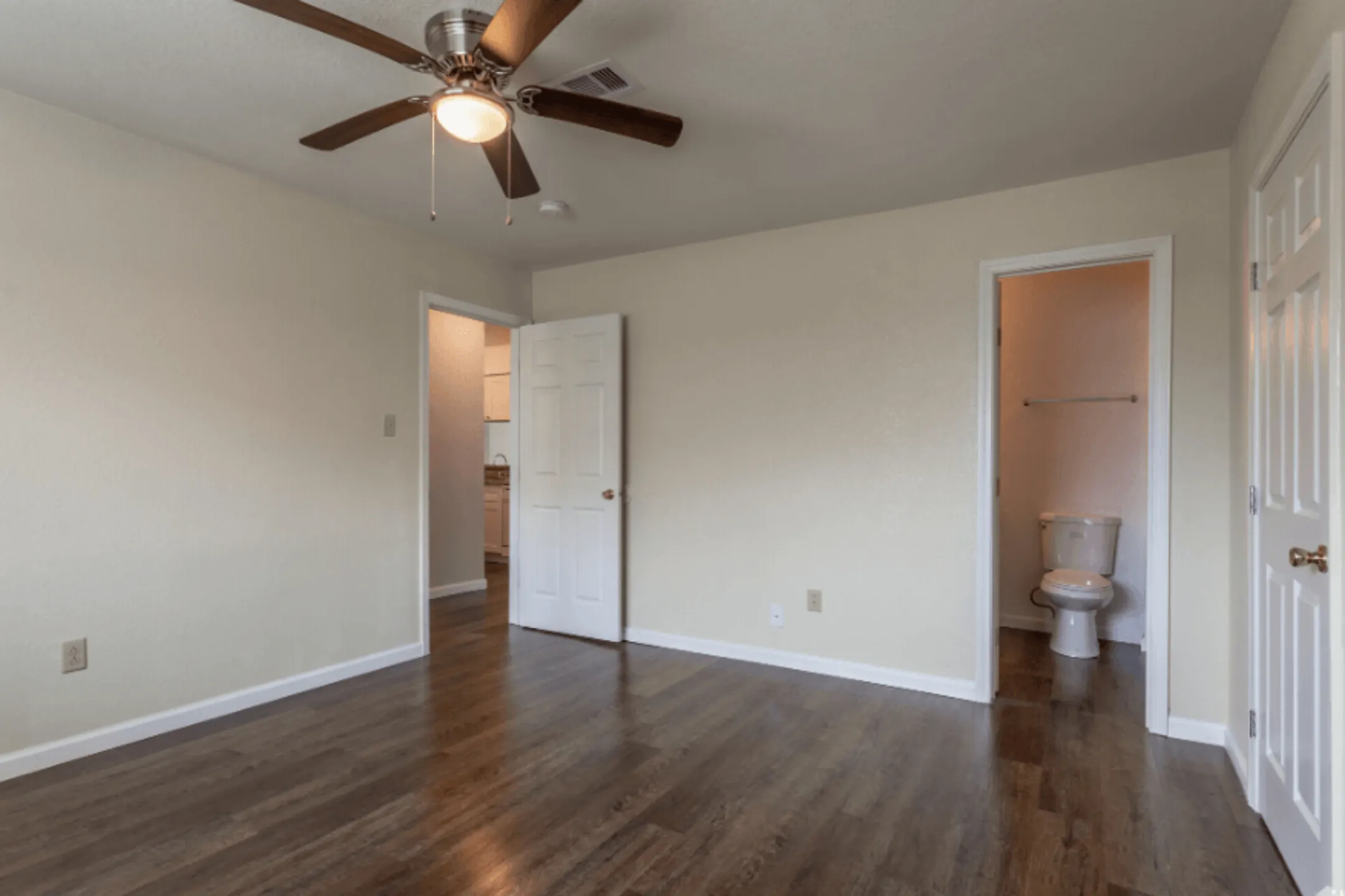 Castlewood Apartments 401 Lakeview Dr Clute, TX Apartments for Rent