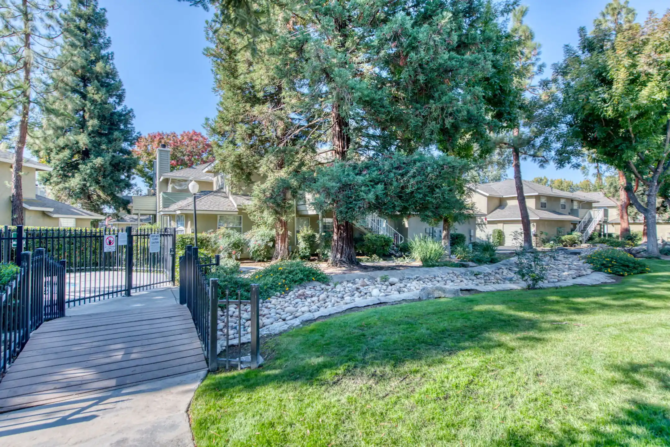 Cottonwood Grove Apartments - Clovis, CA 93611