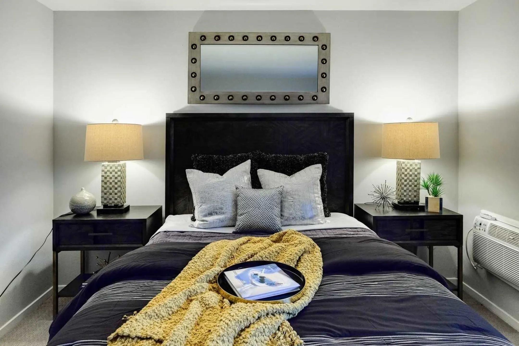 Bedroom - Merriam Park Apartments - Saint Paul, MN