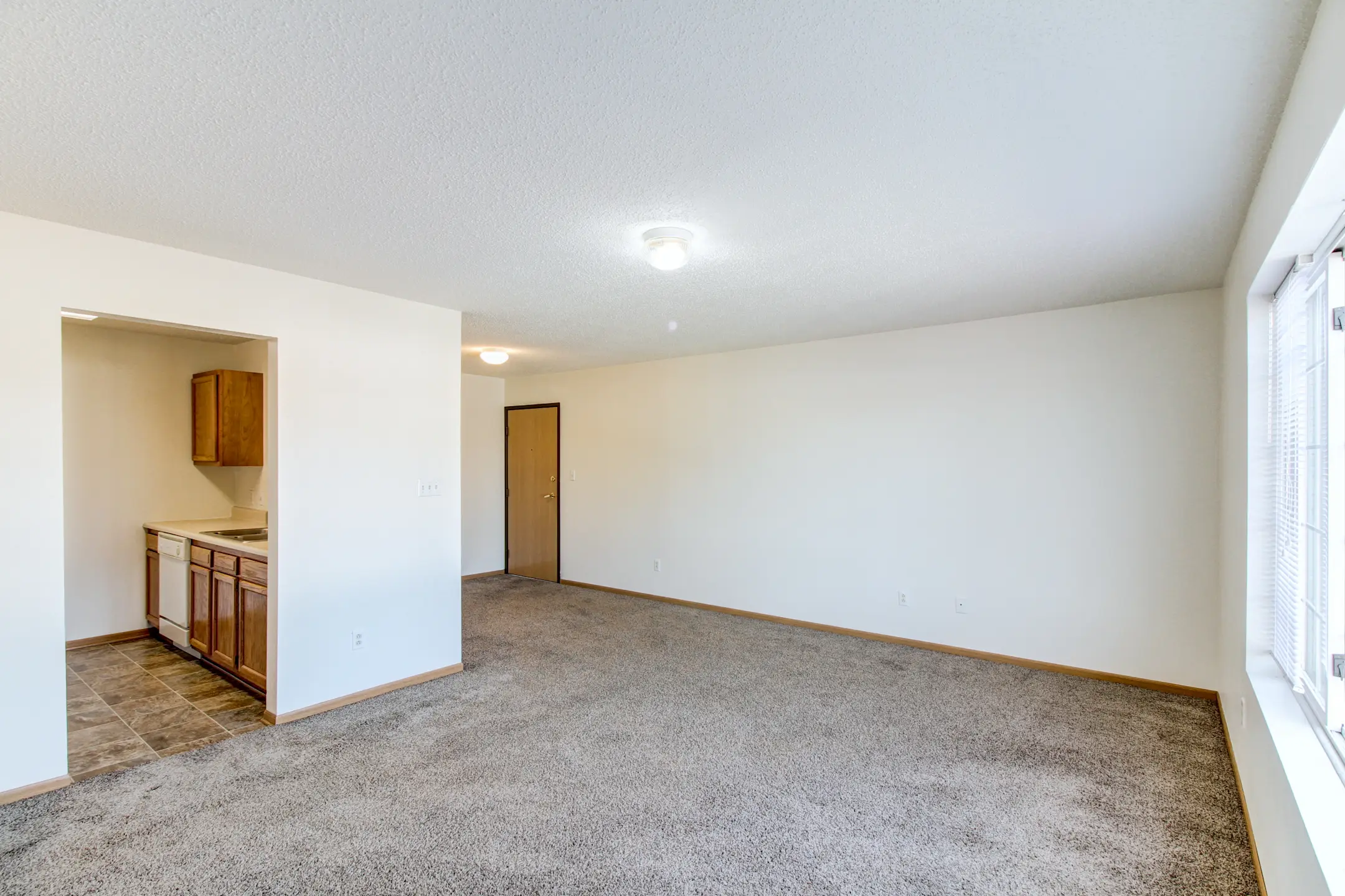 Robert's Apartments 912 1st Ave W Newton, IA Apartments for Rent