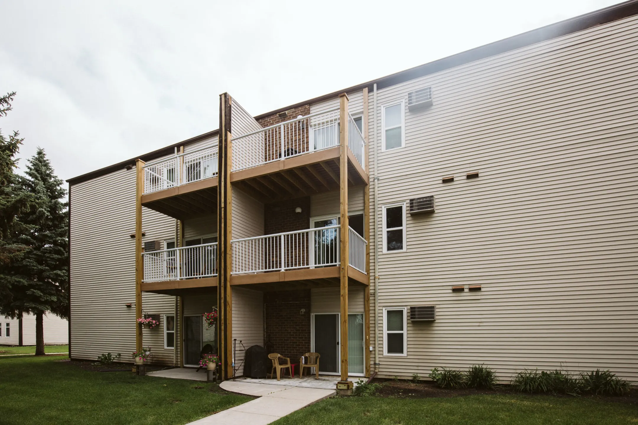 Bristol Park Apartments & Townhomes - 715 N 42nd St | Grand Forks, ND ...