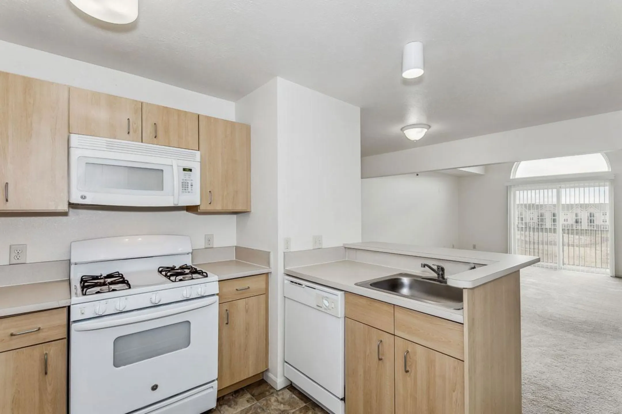 Kitchen - Limestone Creek Apartment Homes - Madison, AL