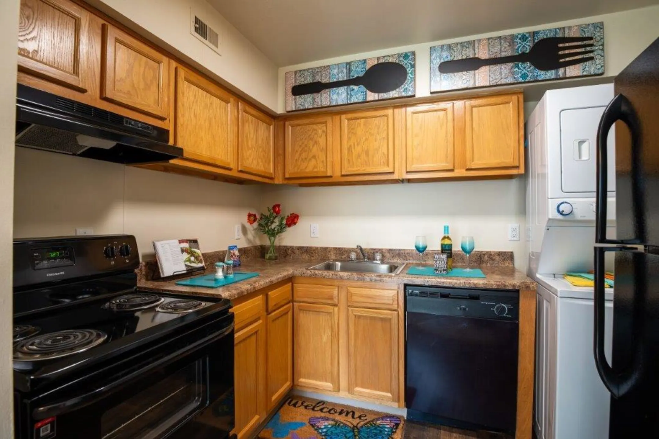 Kitchen - Monarch Crossing Apartment Homes - Newport News, VA