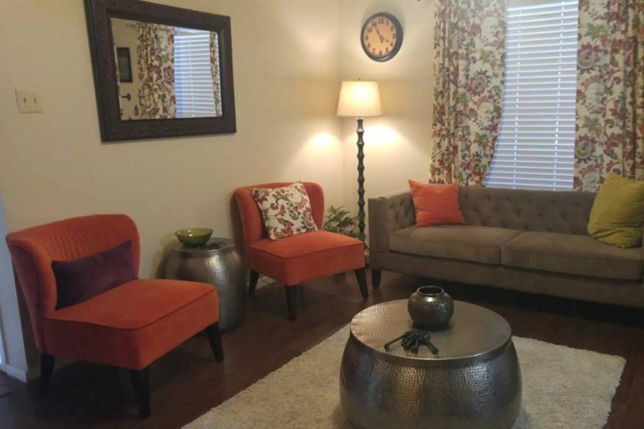 Living Room - Hunters Point Apartments - College Station, TX