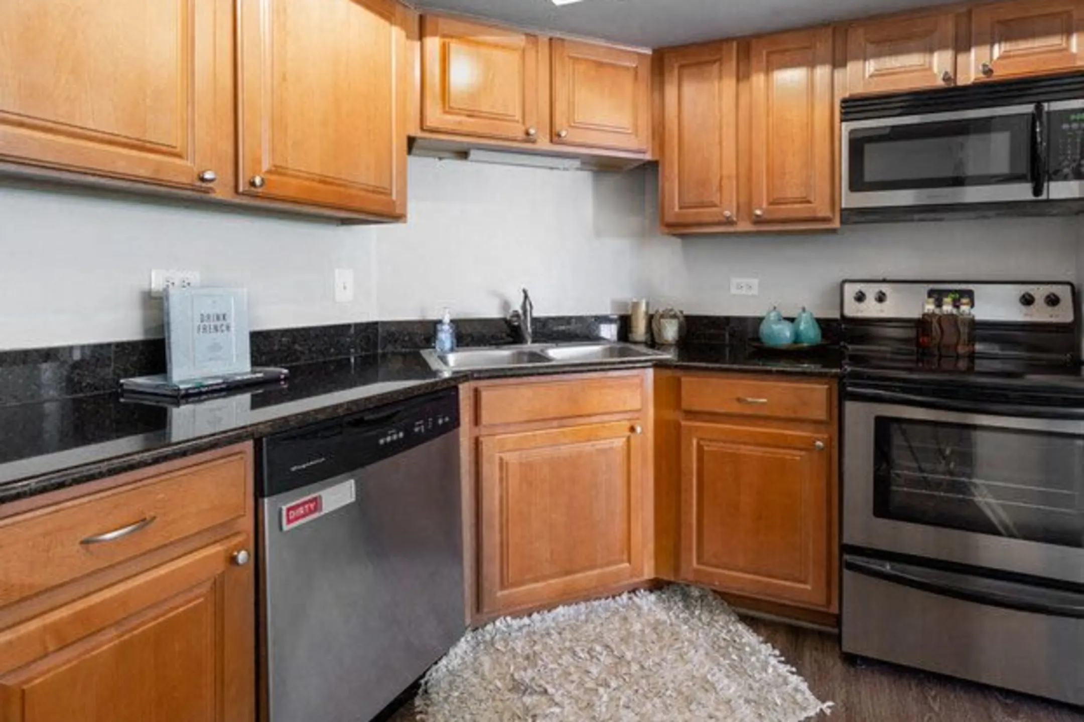 Versailles On the Lakes/Oakbrook Terrace Apartments Oakbrook Terrace