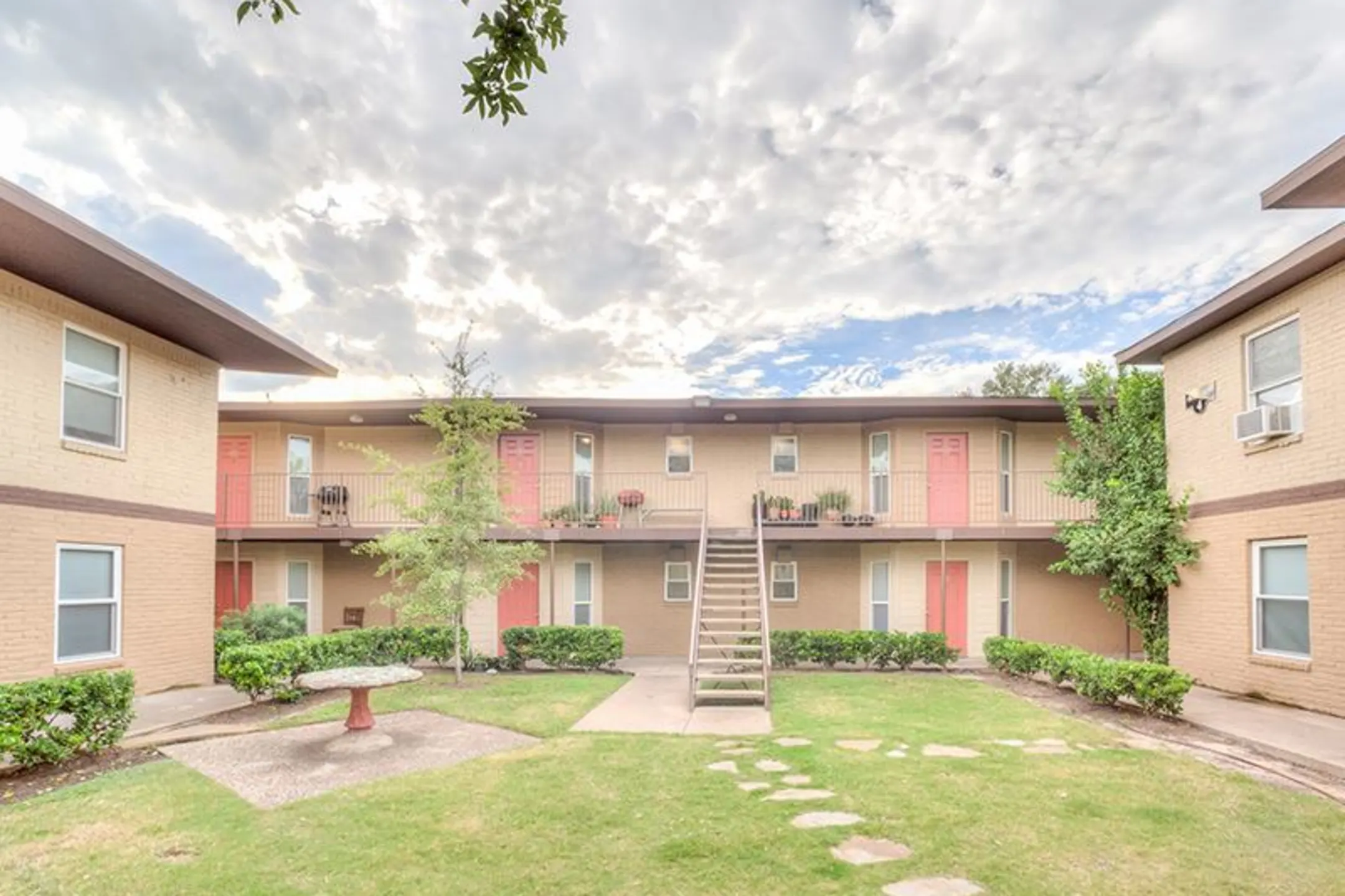 Royal Wayside Apartments 1010 S Wayside Dr Houston, TX Apartments