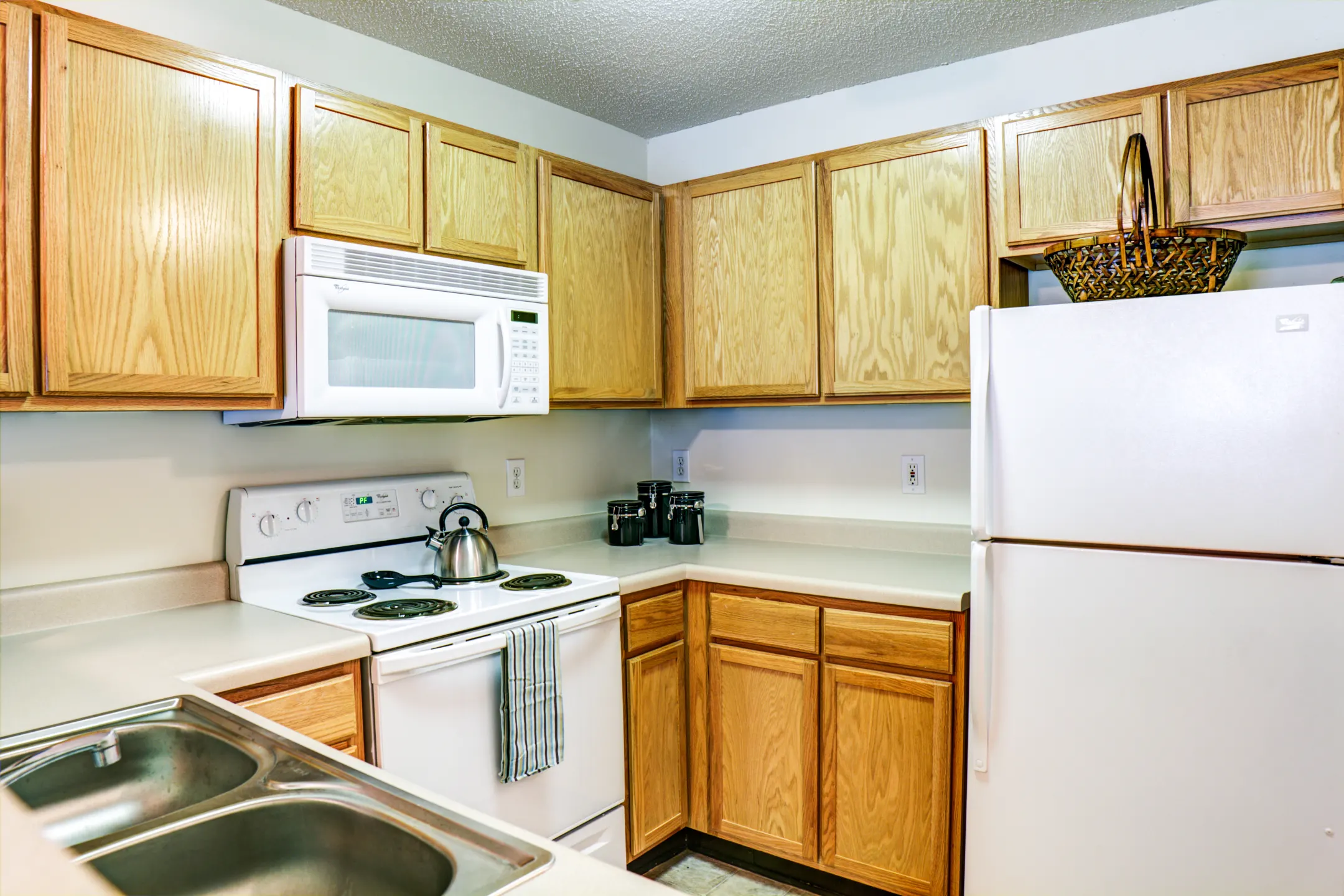 Kitchen - Blackthorn Apartments - Greensboro, NC