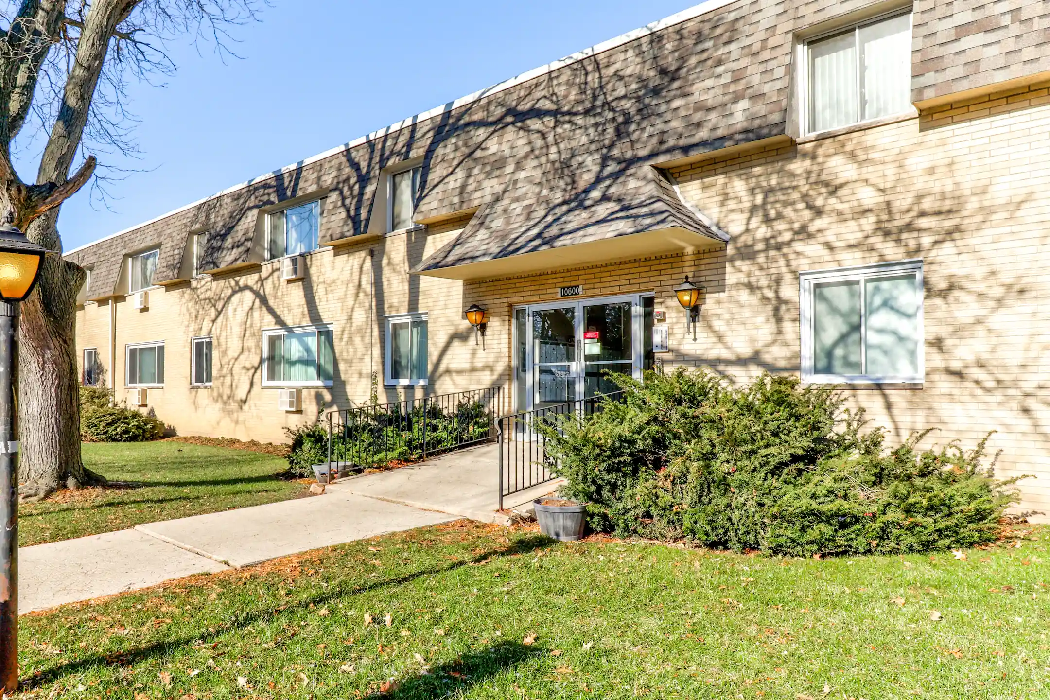 Ridge Manor Apartments 10600 W Grange Ct Hales Corners, WI