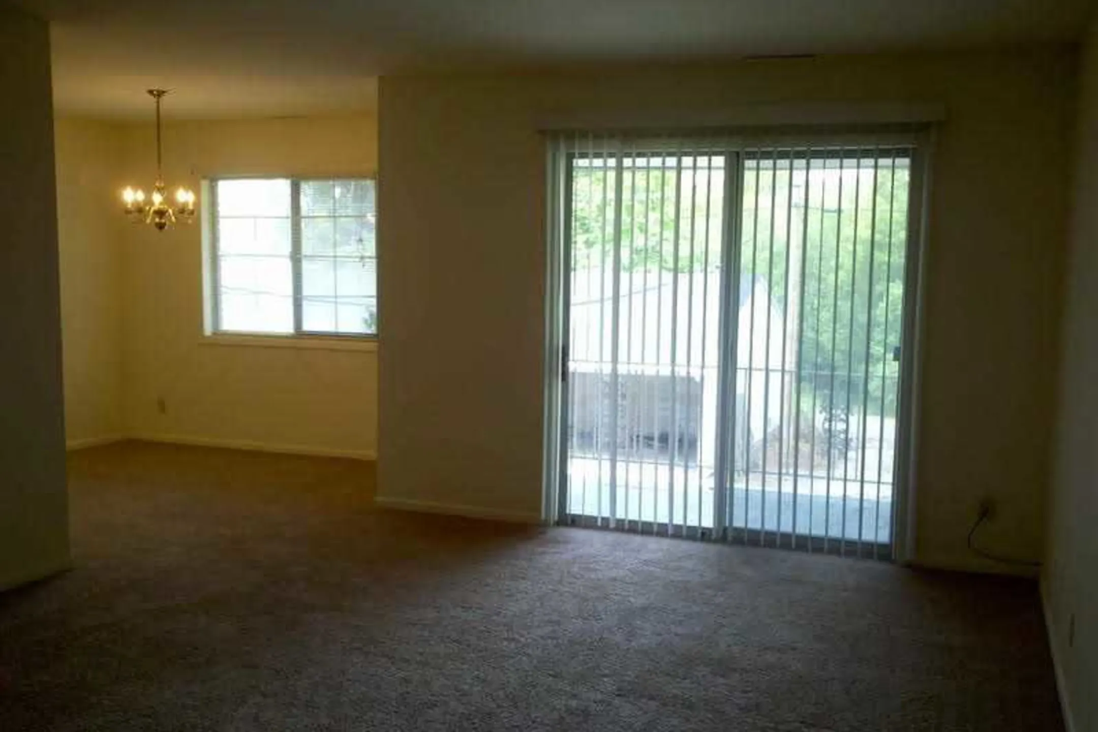 Living Room - Monticello Apartments & Townhomes - Youngstown, OH