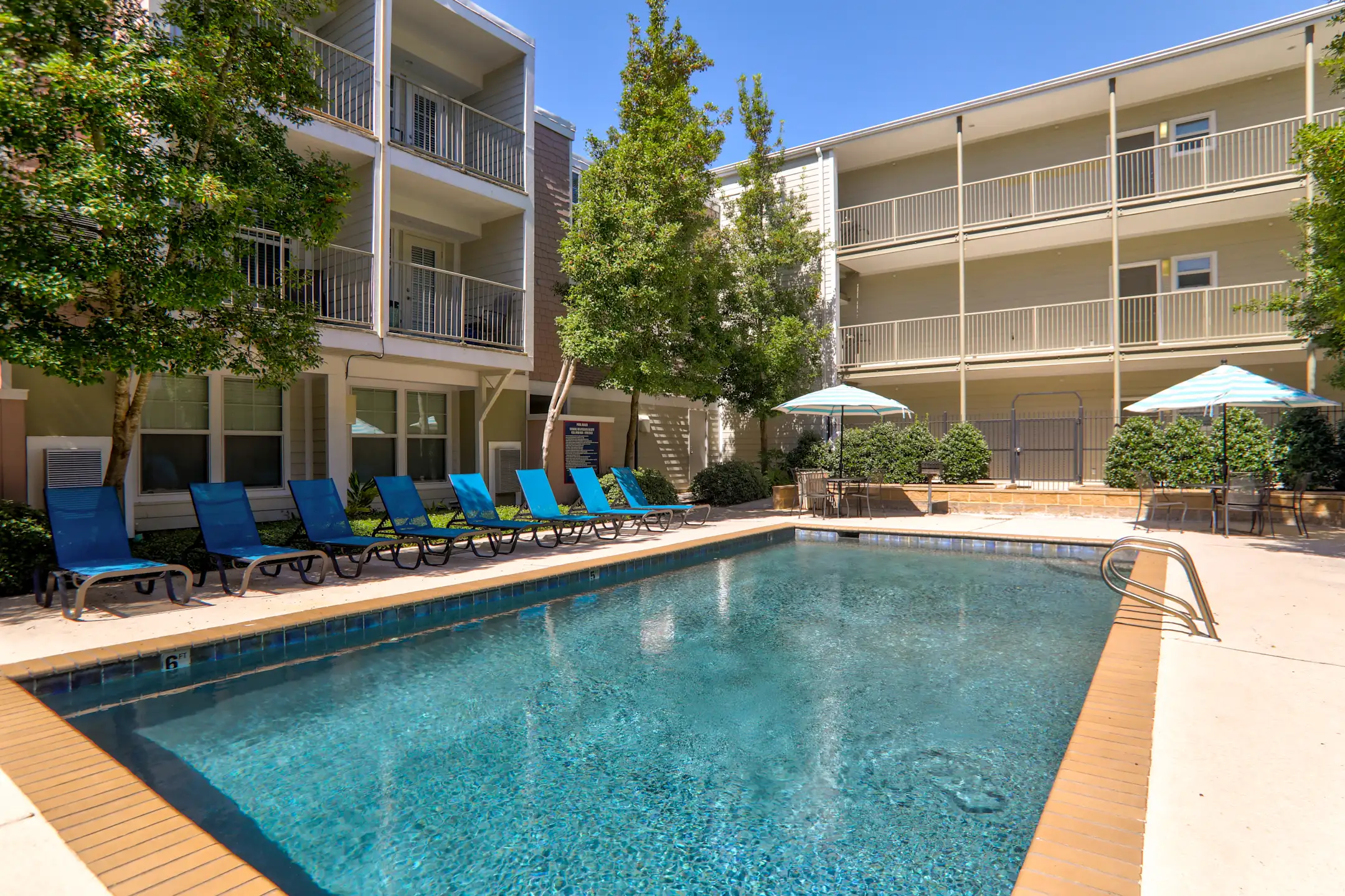 Chateau Napoleon 2300 Edenborn Ave Metairie, LA Apartments for Rent