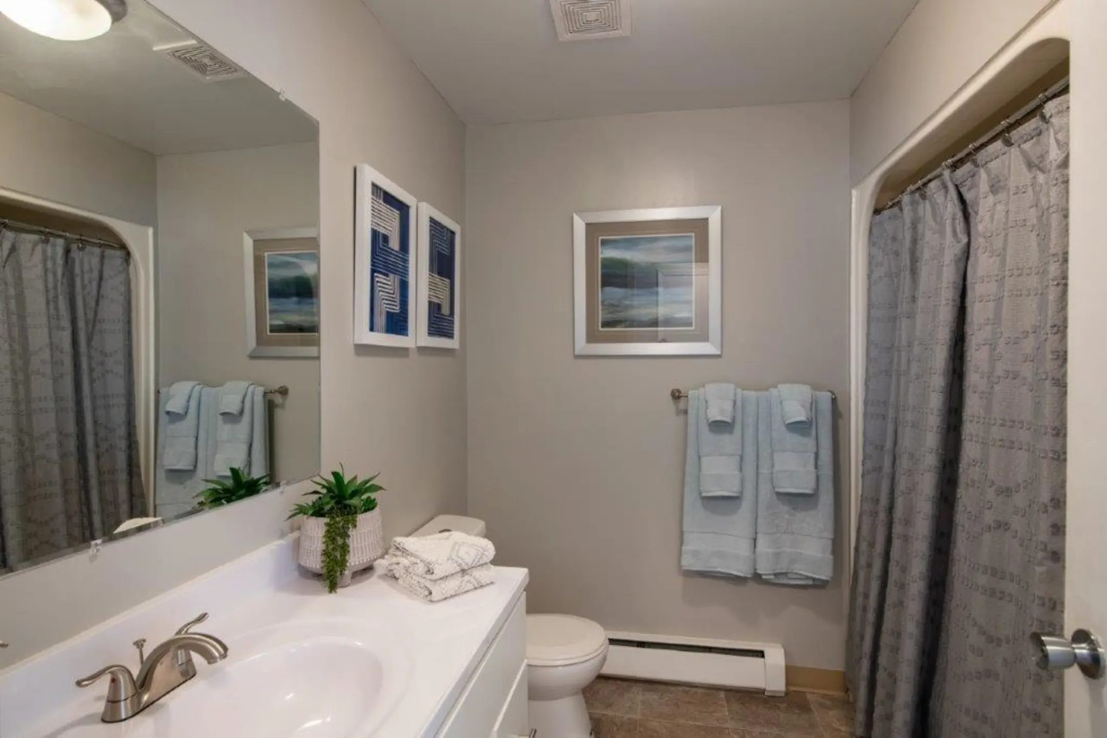 Bathroom - Imperial Gardens Apartment Homes - Middletown, NY