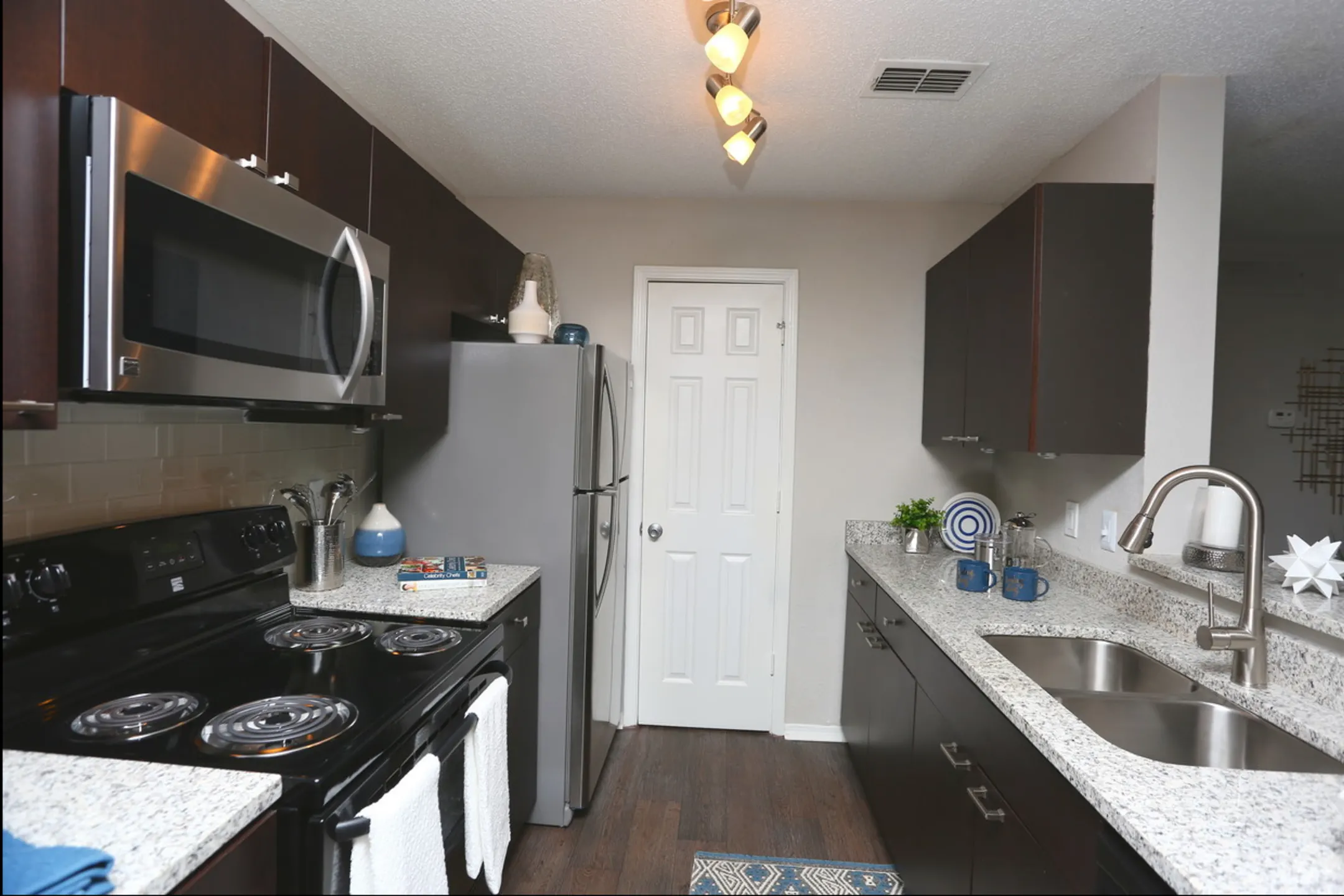 Kitchen - Clairmont Reserve Apartments - Decatur, GA