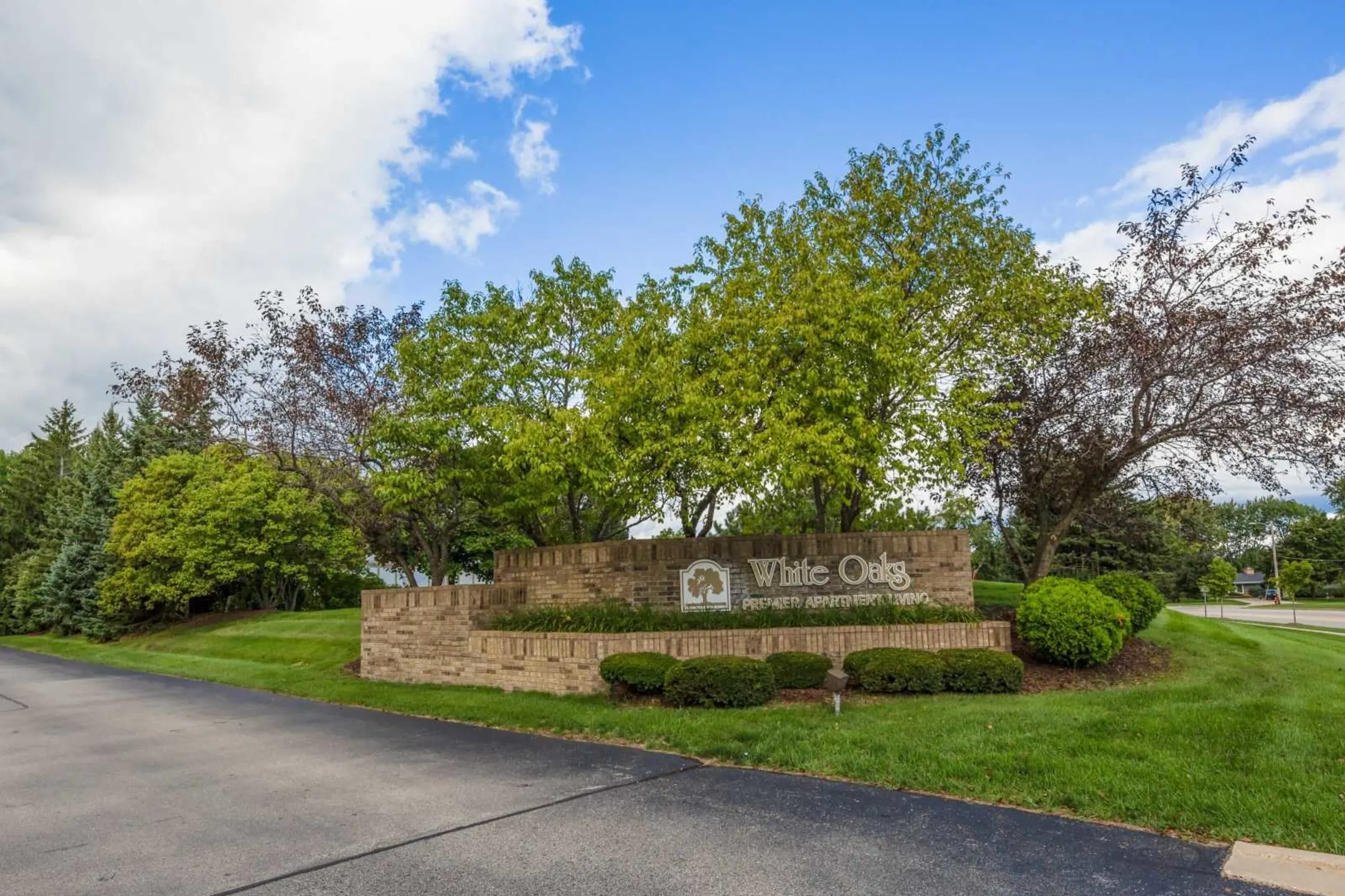 White Oaks Premier Apartments - 9000 N White Oak Ln | Milwaukee, WI ...