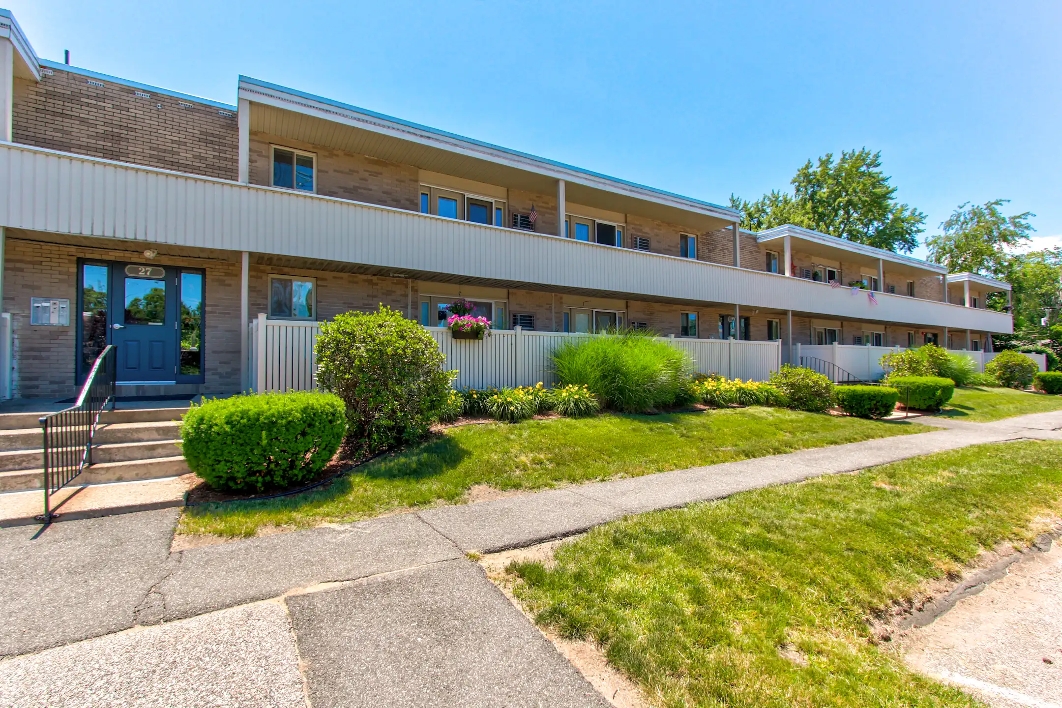 Sutton Place Apartments 191 Maple St Agawam, MA Apartments for Rent