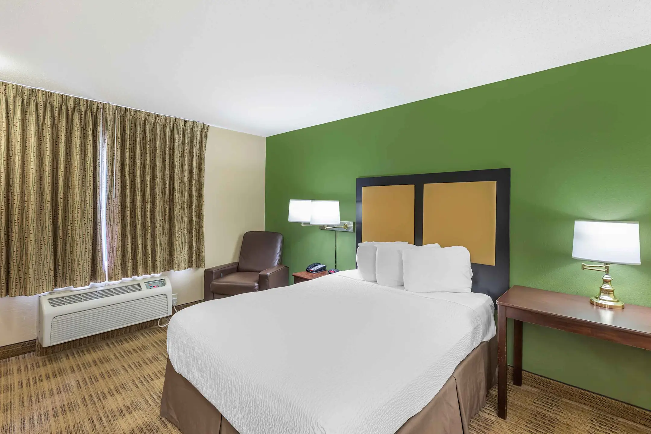 Furnished Studio Milwaukee Wauwatosa Apartments Wauwatosa, WI 53226