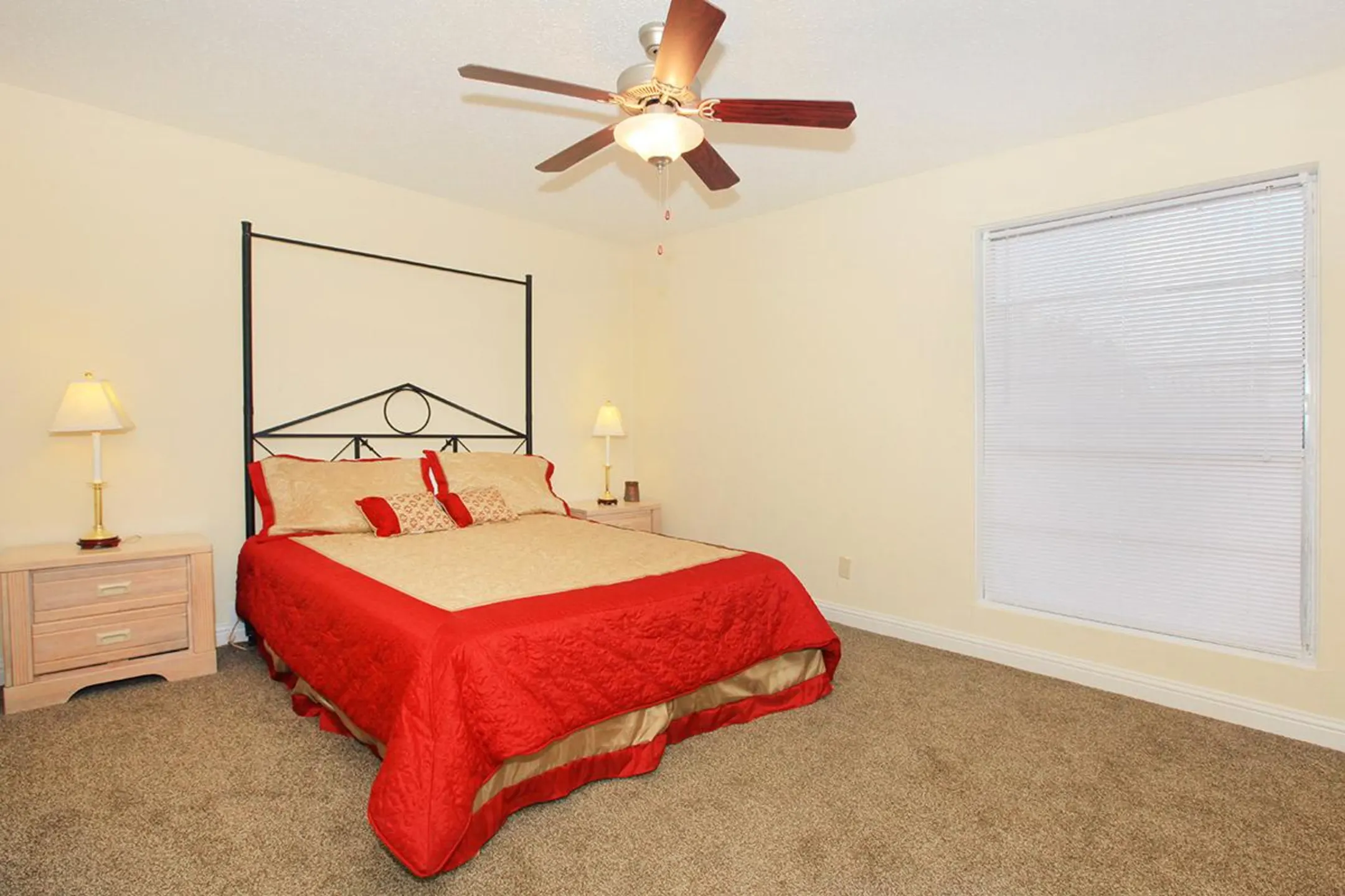 Bedroom - La Casita Apartments - Houston, TX