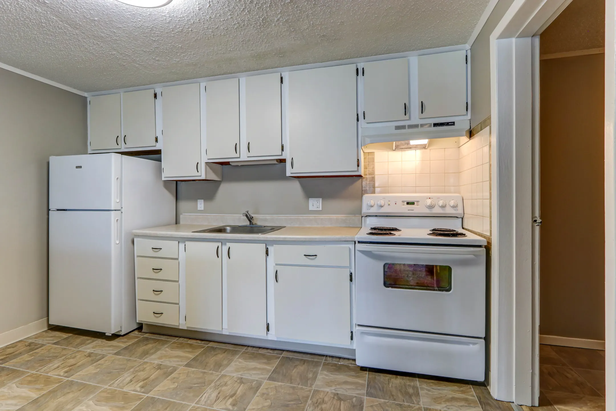 Kitchen - Carriage Hill Apartments - Medina, OH
