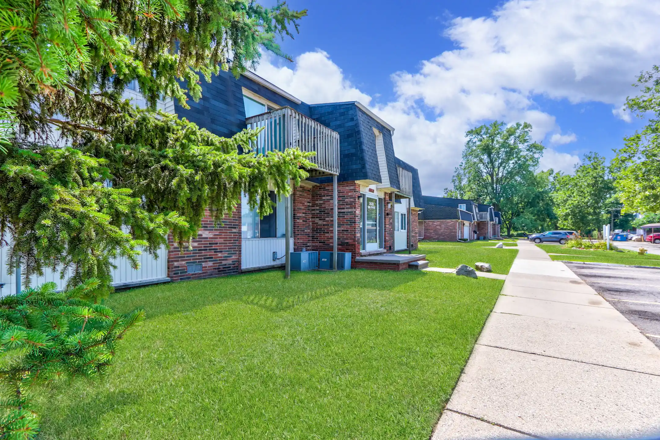 Parkway Village Apartments 24120 Denise Blvd Clinton Township, MI