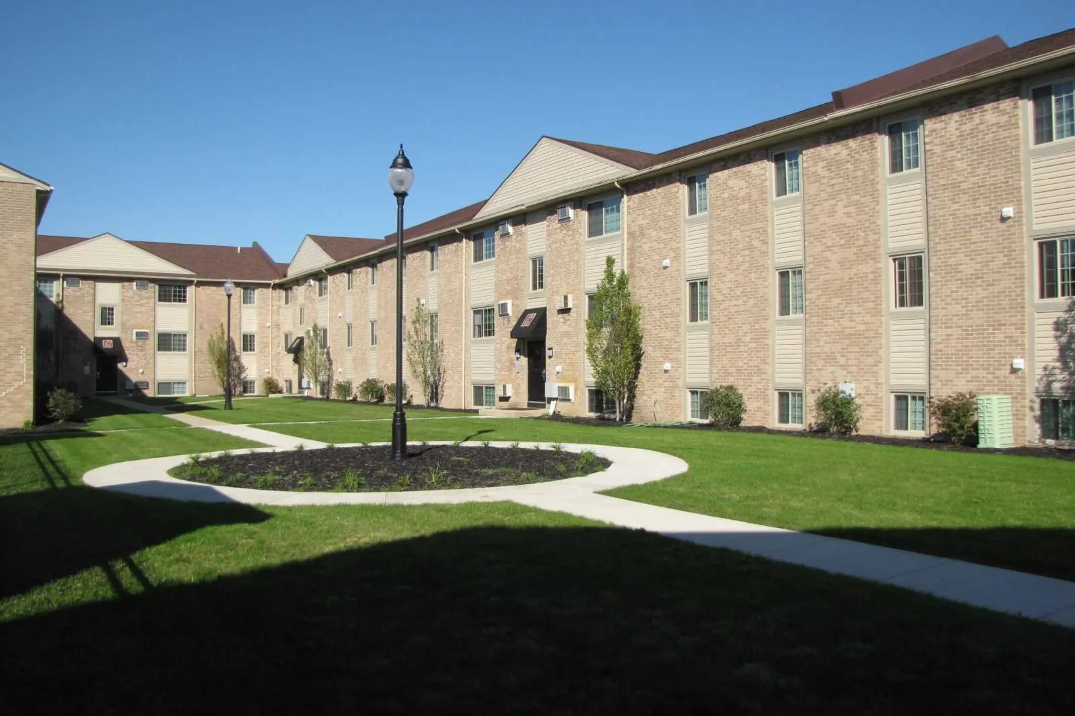 courtyard-apartments-2051-w-alexis-rd-toledo-oh-for-rent-rent