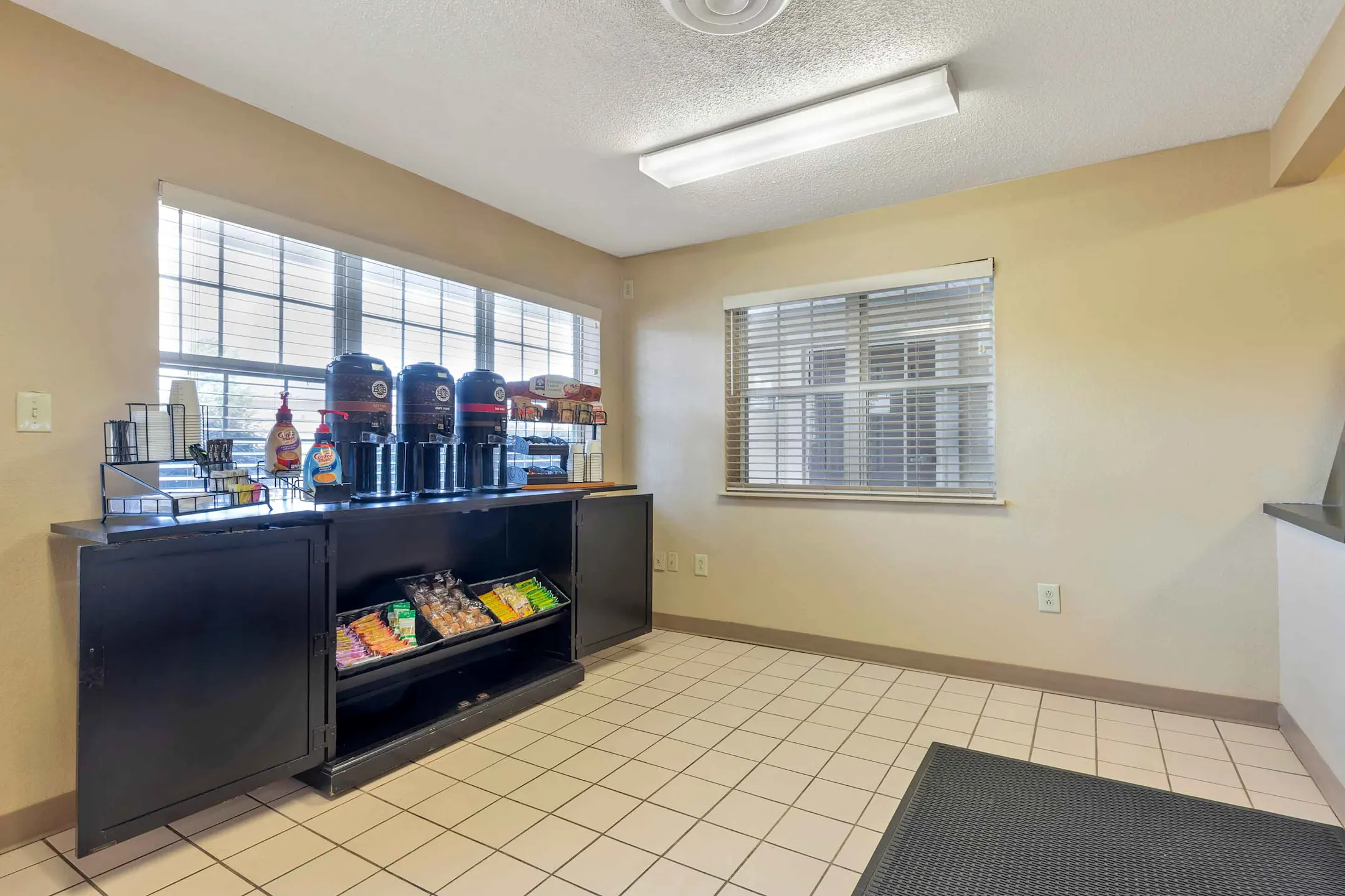 Living Room - Furnished Studio - Columbia - Ft. Jackson - Columbia, SC