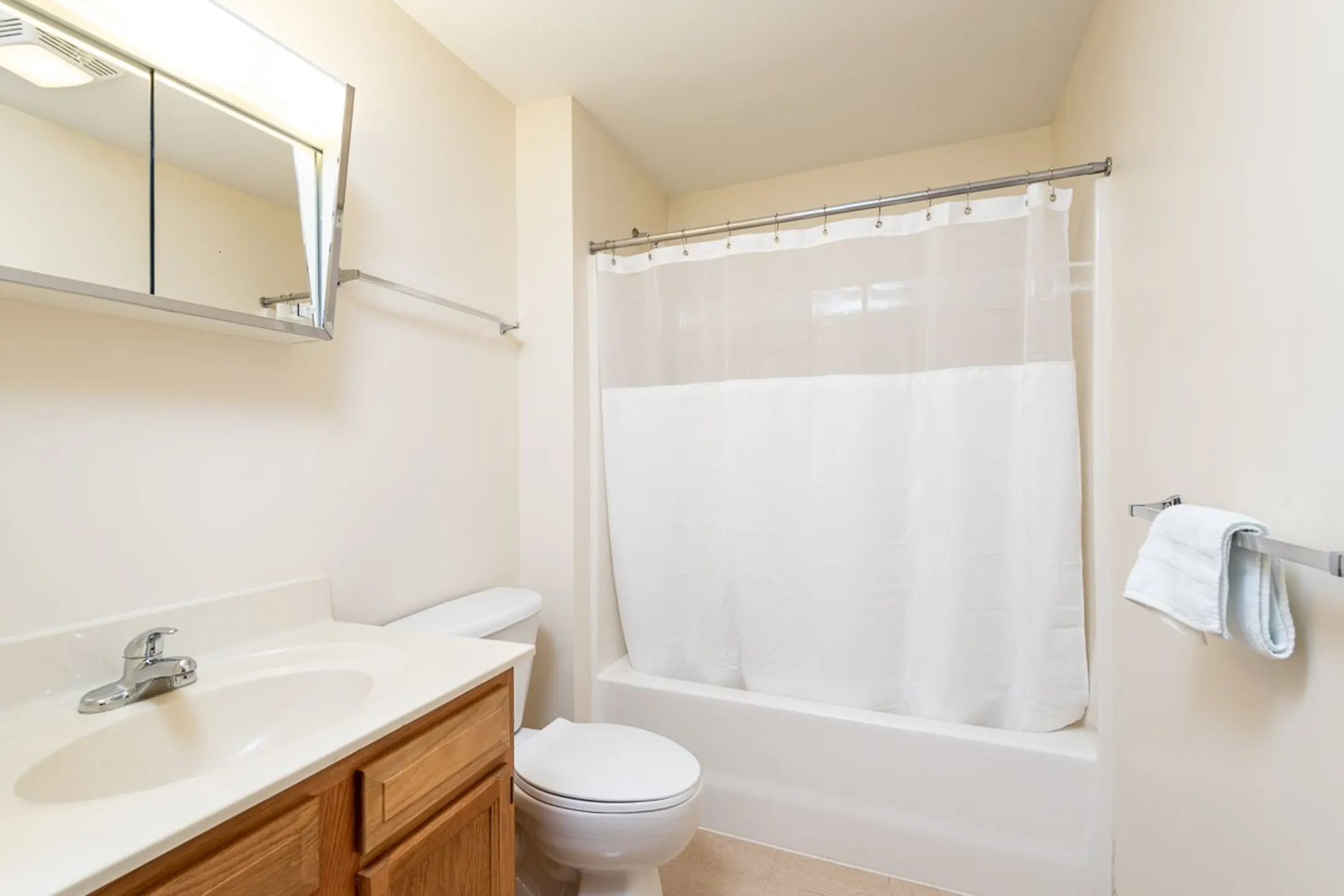 Bathroom - Carlton Oaks - Salem, NH