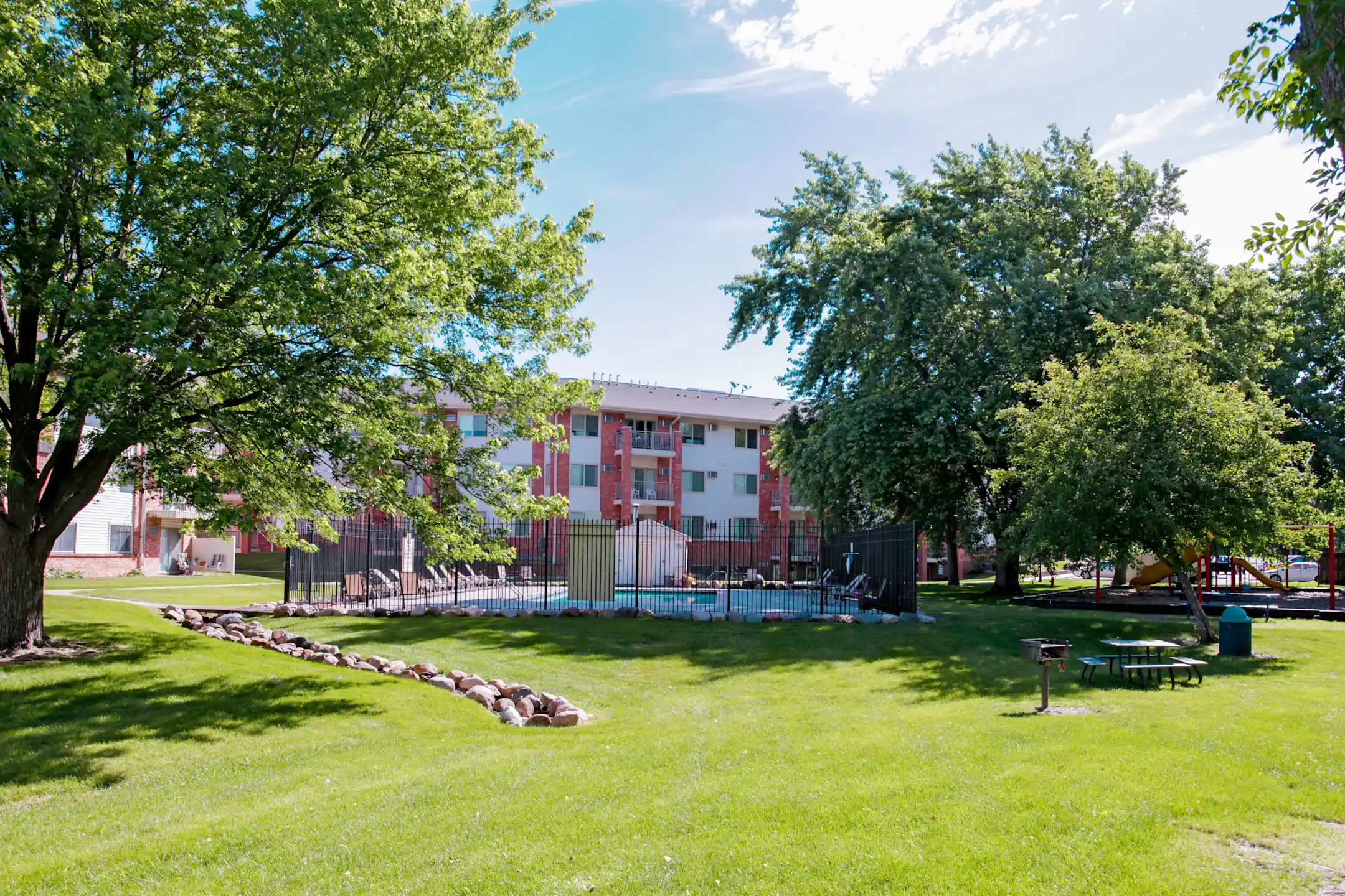 Parkwood Pointe Apartments 12312 Parkwood Dr Burnsville, MN