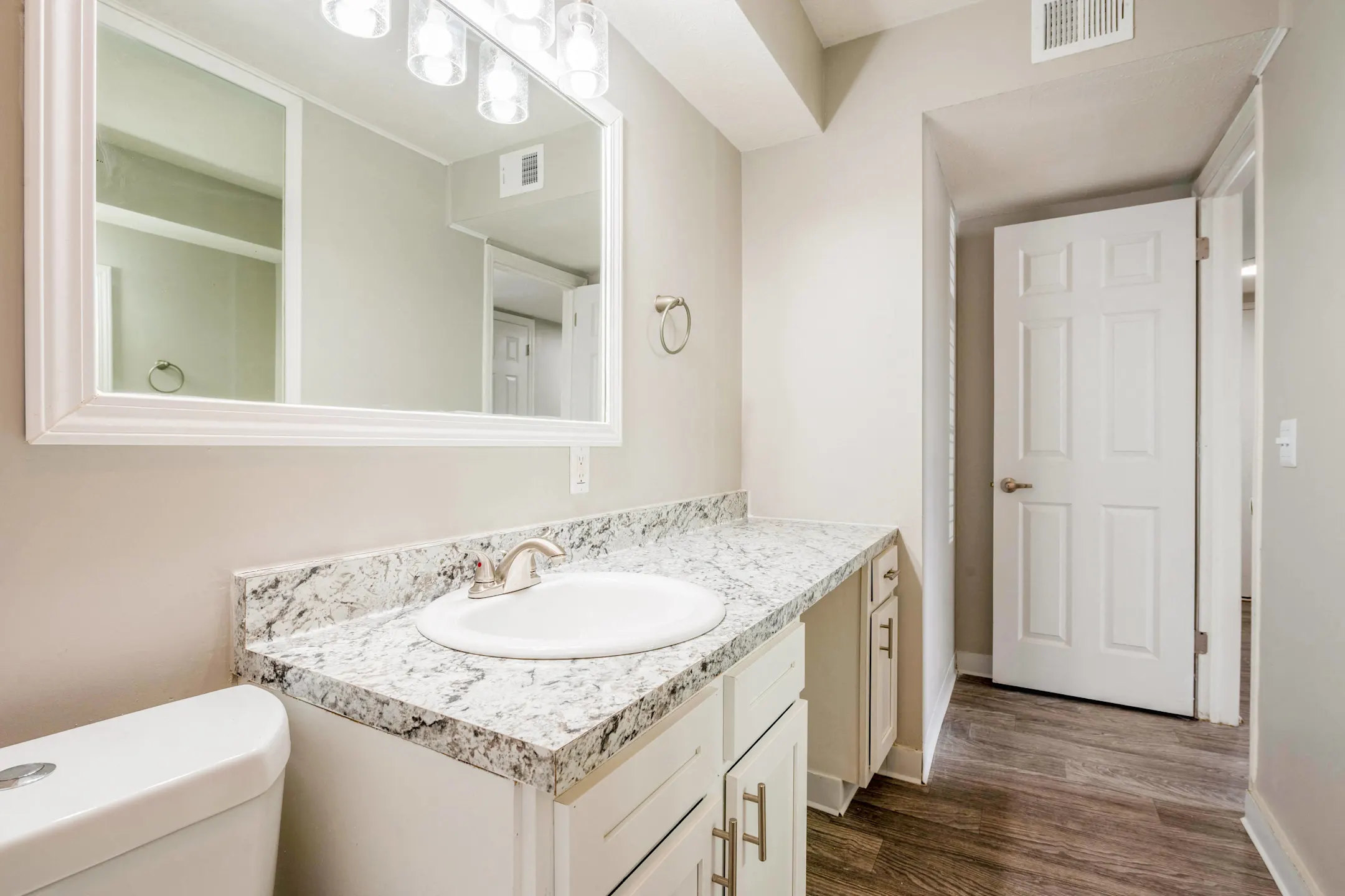 The Life at Edgewater Landing Apartments Columbus, OH 43232