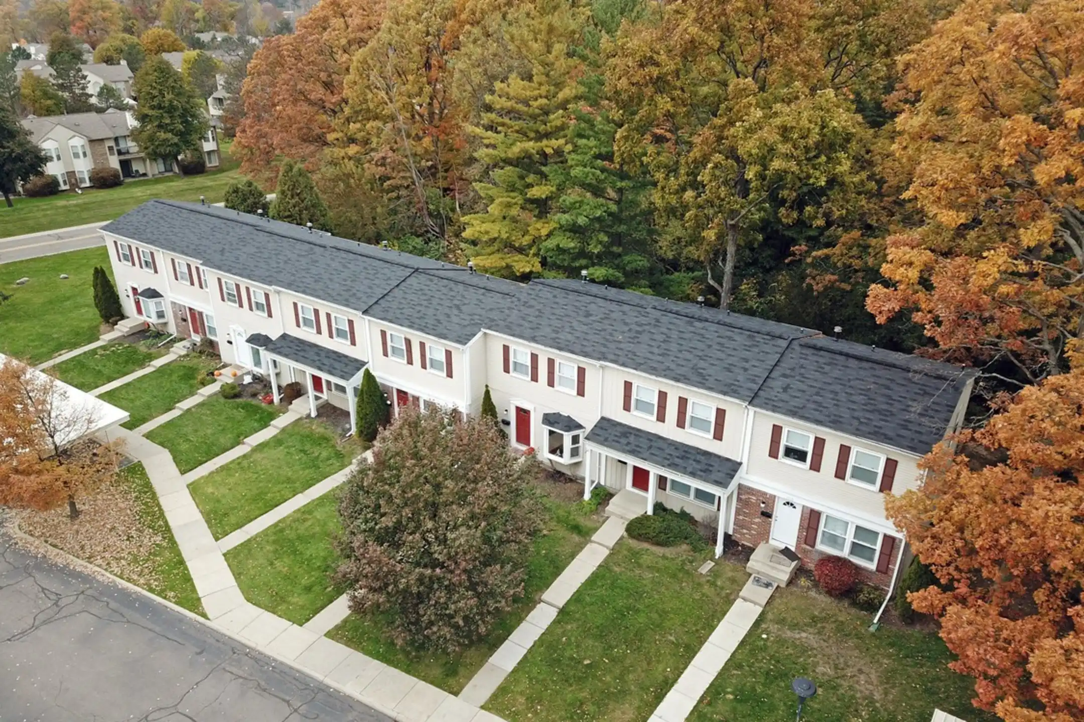 Meadowfield Townhomes 786 Lawton Ct Rochester Hills, MI Apartments