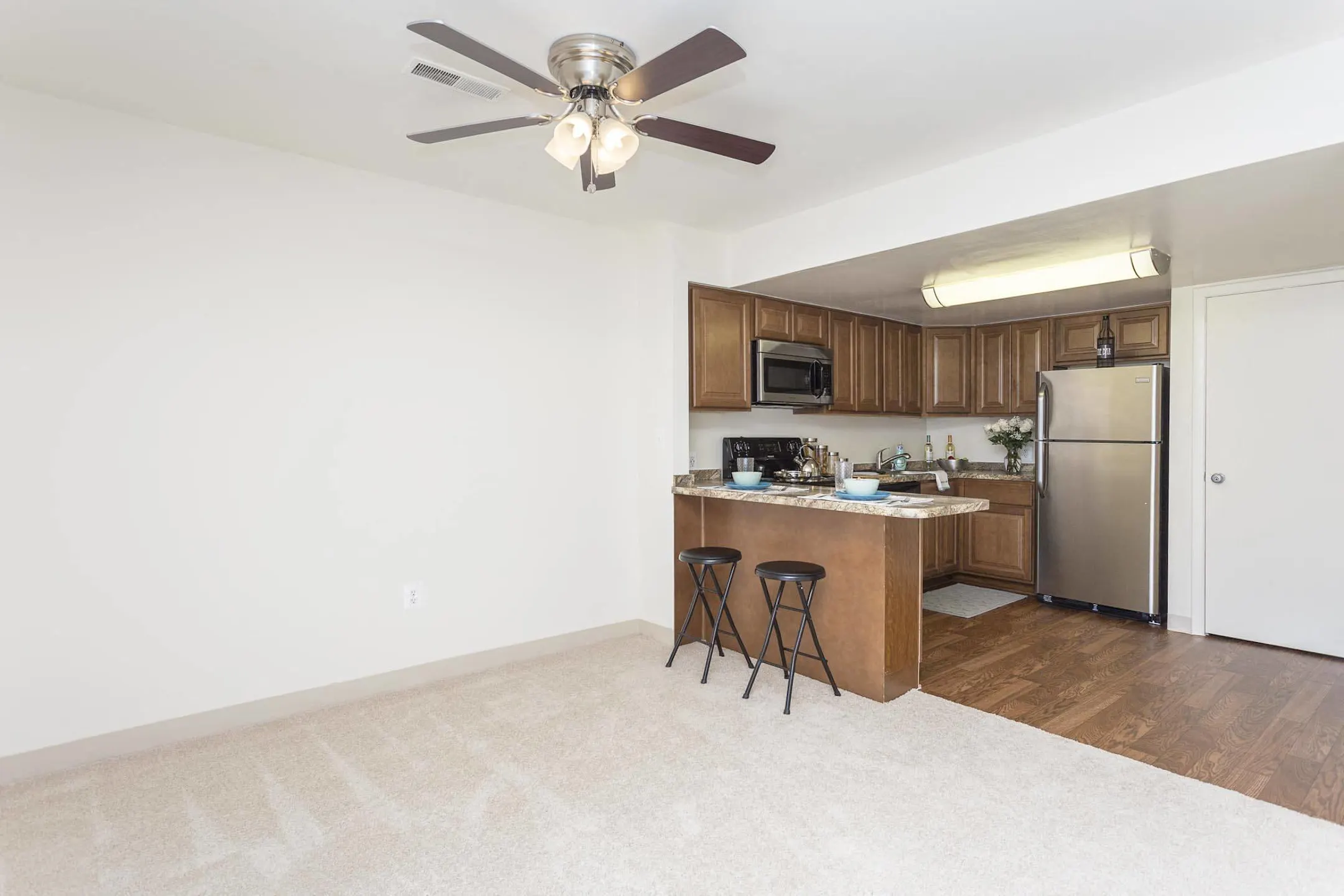 Regency Club Townhomes & Apartments 6001 Heritage Hill Dr Glen