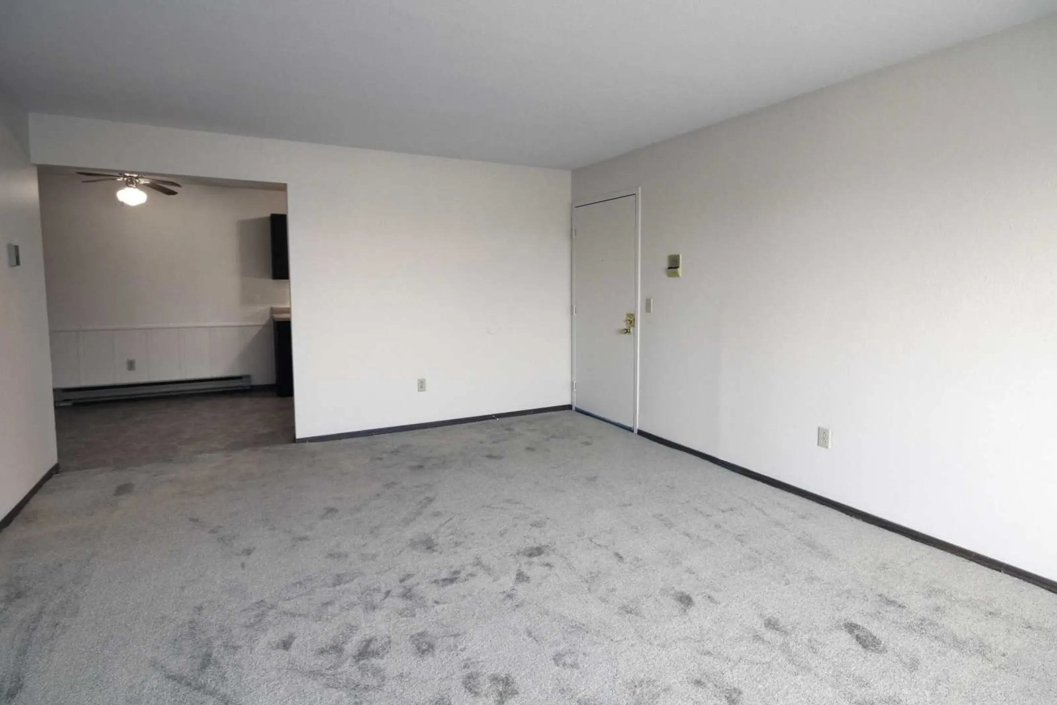 Living Room - Heathbriar Apartments - Toledo, OH