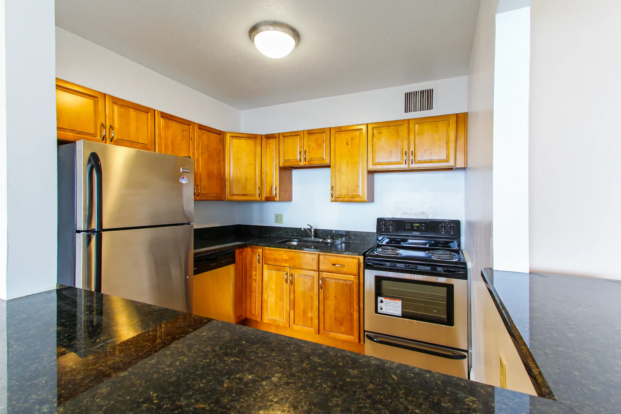 Kitchen - Lake Park Tower Apartments - Cleveland, OH