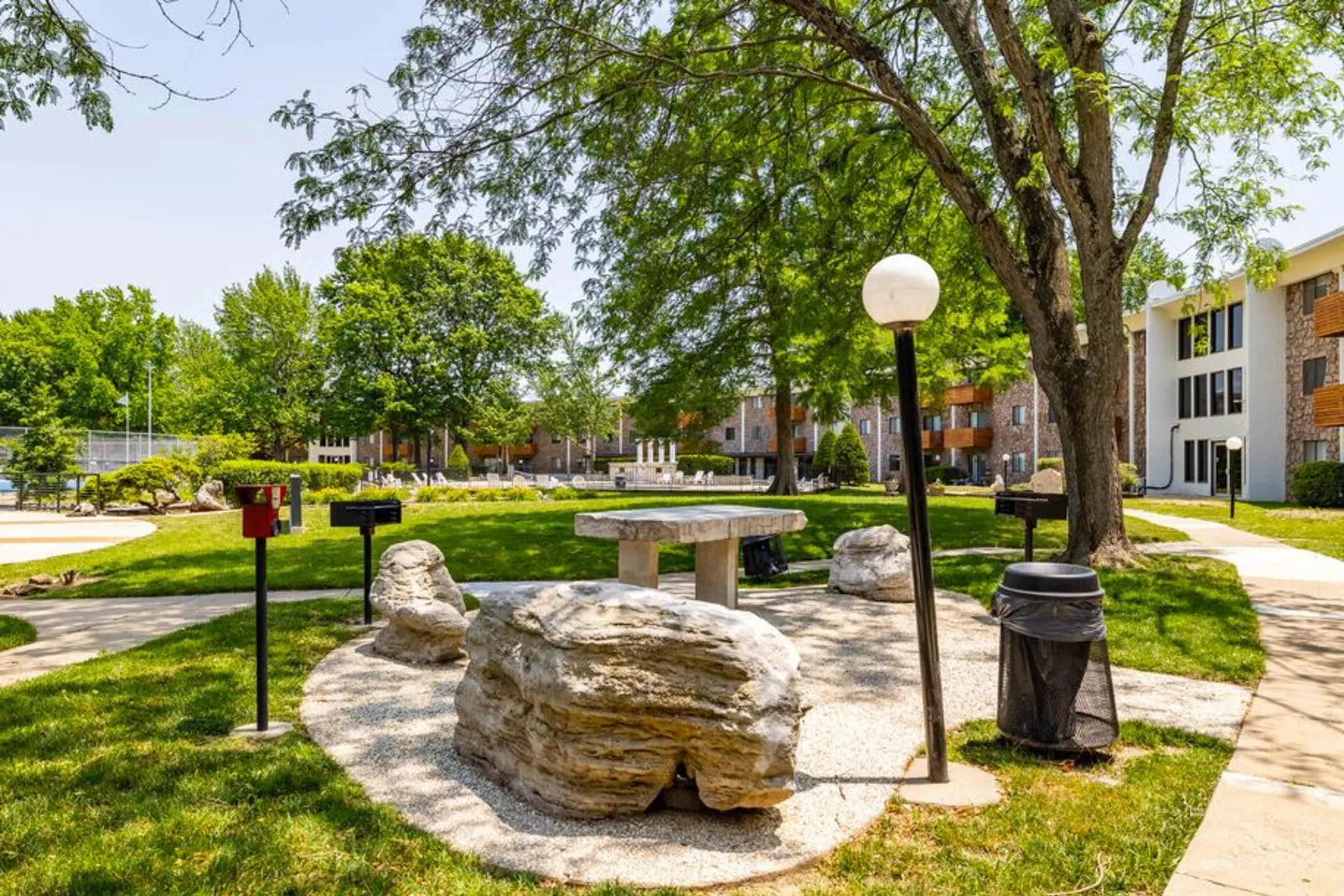 The Columns 2149 E Sunshine St Springfield, MO Apartments for Rent