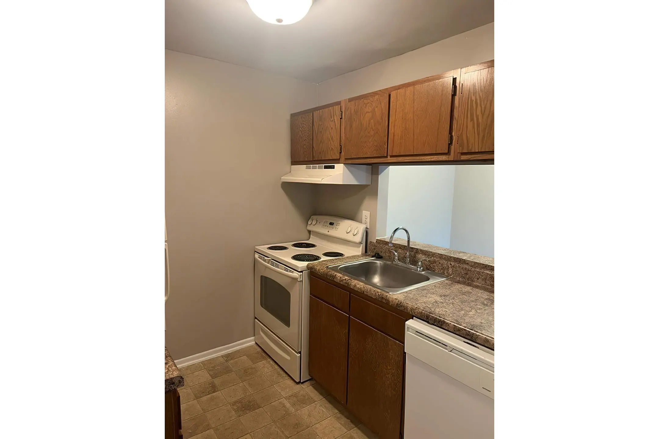 Kitchen - Summit Apartments - Mount Laurel, NJ