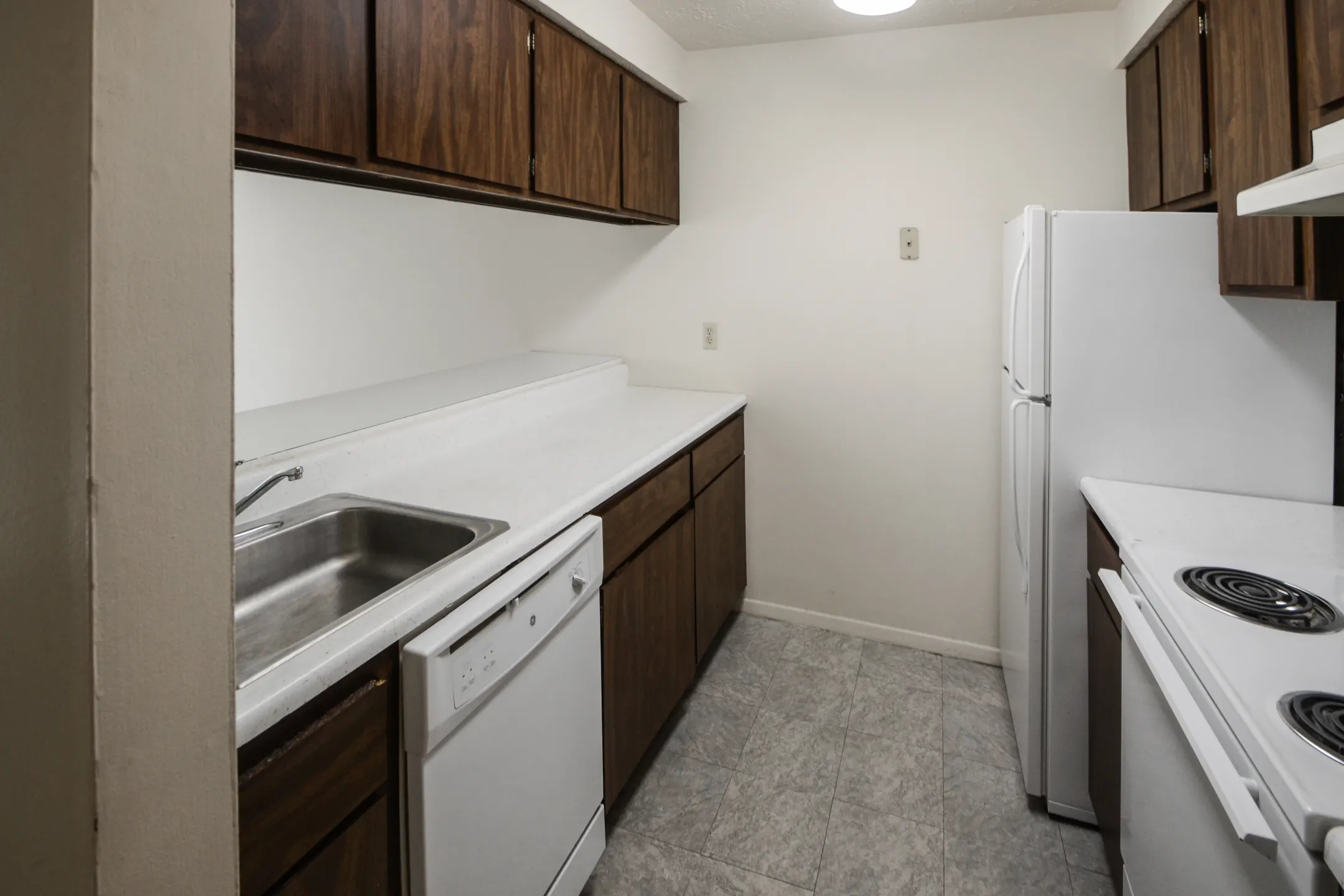Kitchen - Foxes Lair Apartments - Elyria, OH