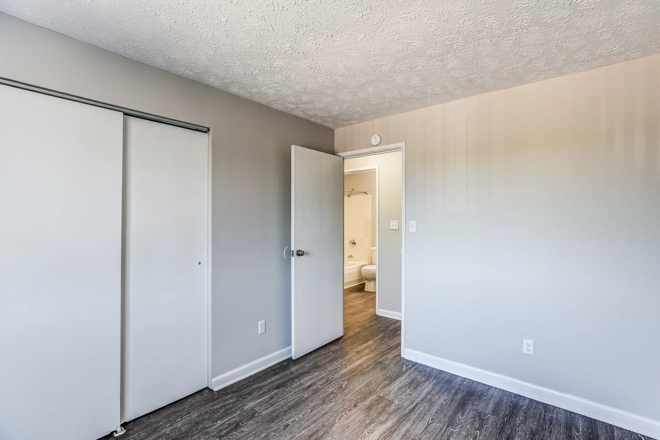 Bedroom - Villa Hills Apartments - Cincinnati, OH