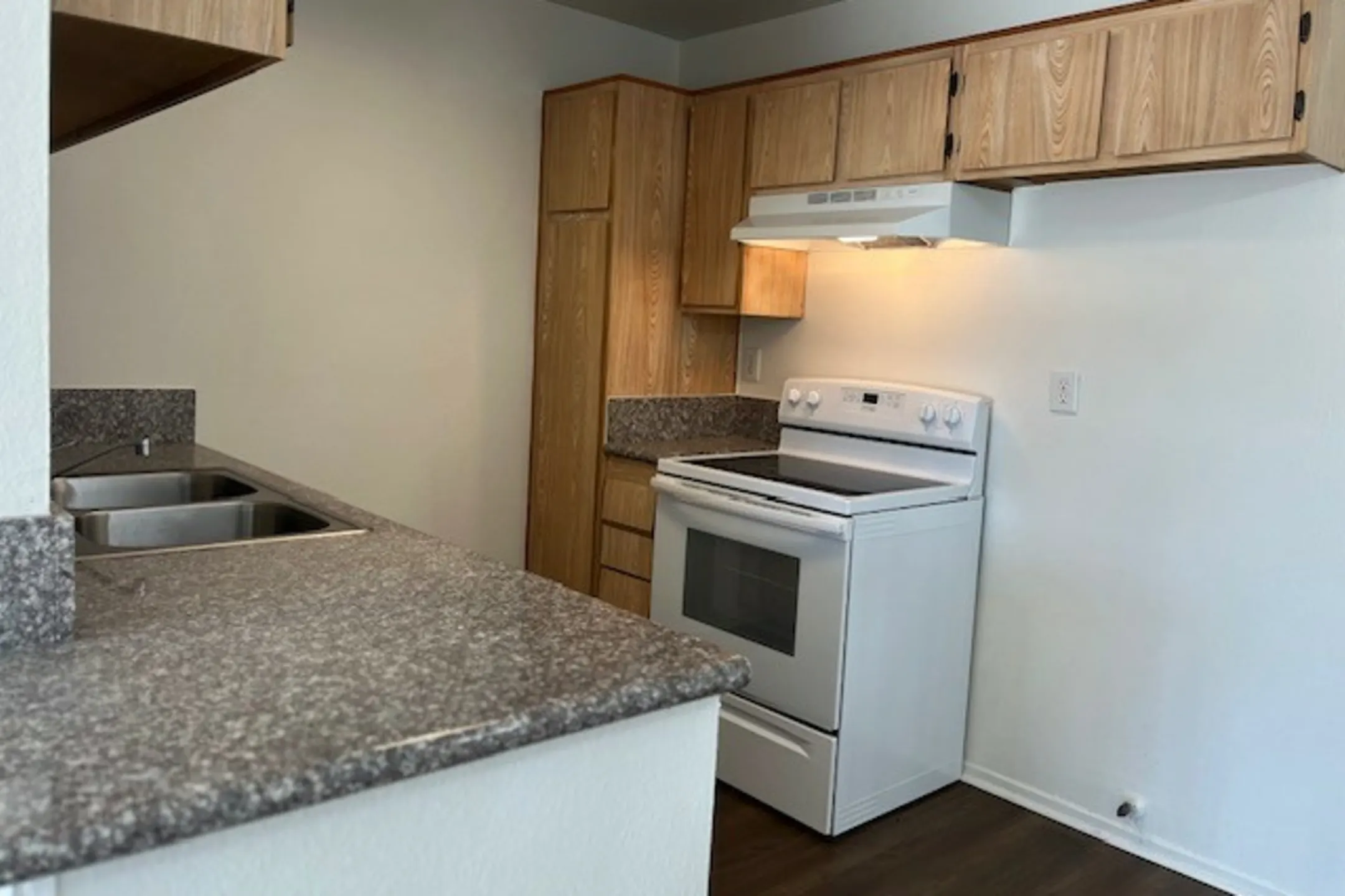 Kitchen - Colony Ridge Apartments - Fontana, CA
