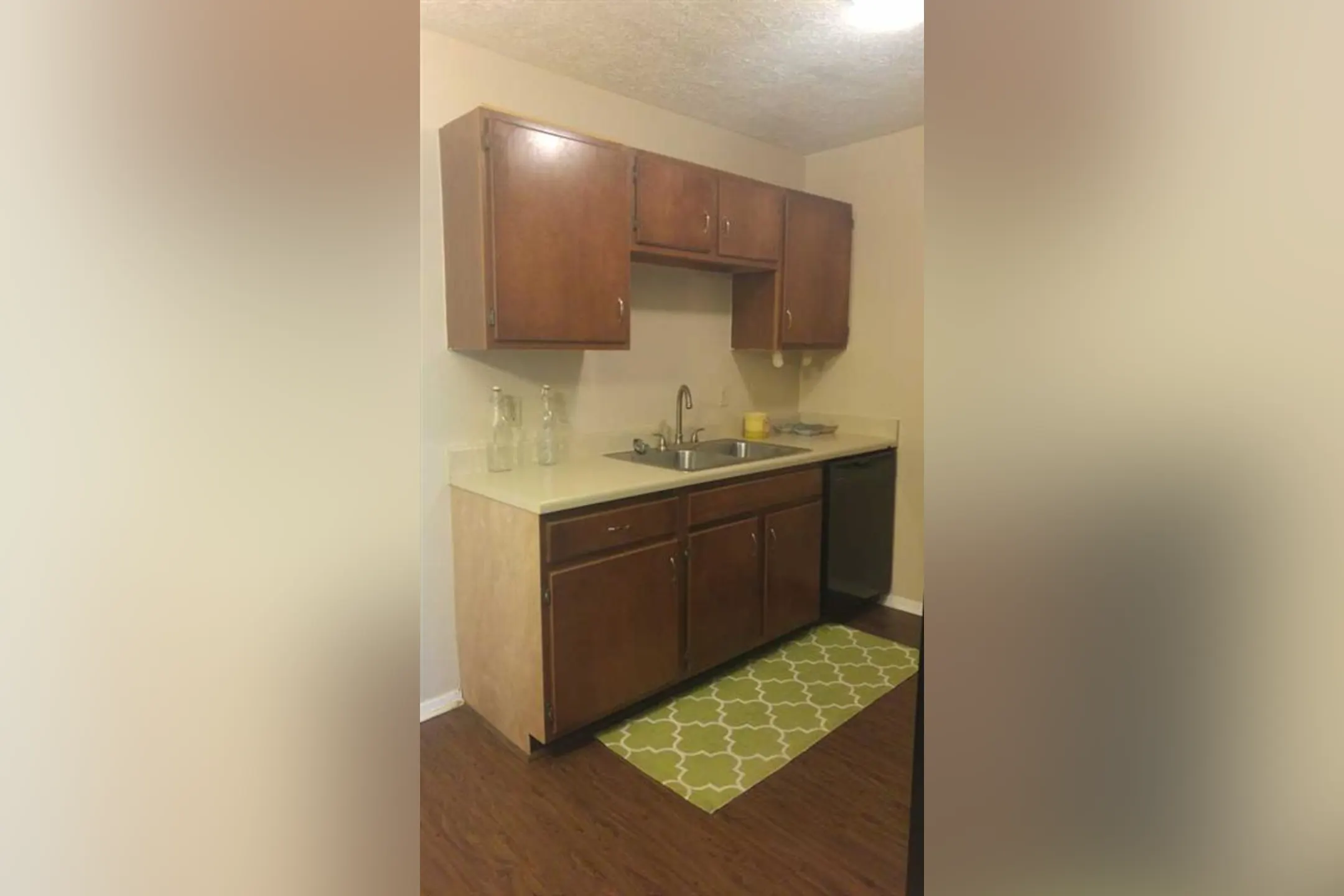 Kitchen - Hunters Point Apartments - College Station, TX